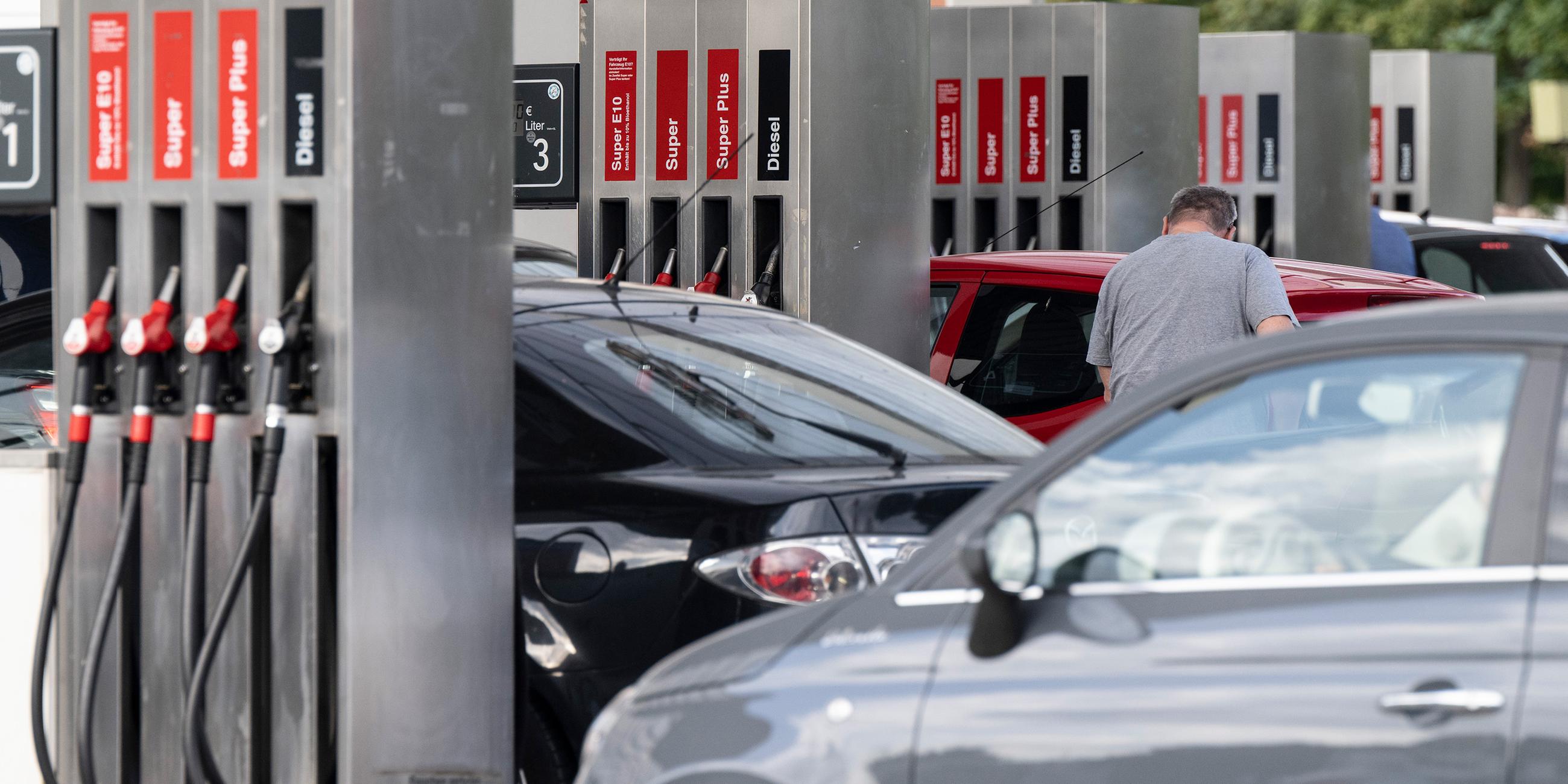 Andrang an einer Tankstelle