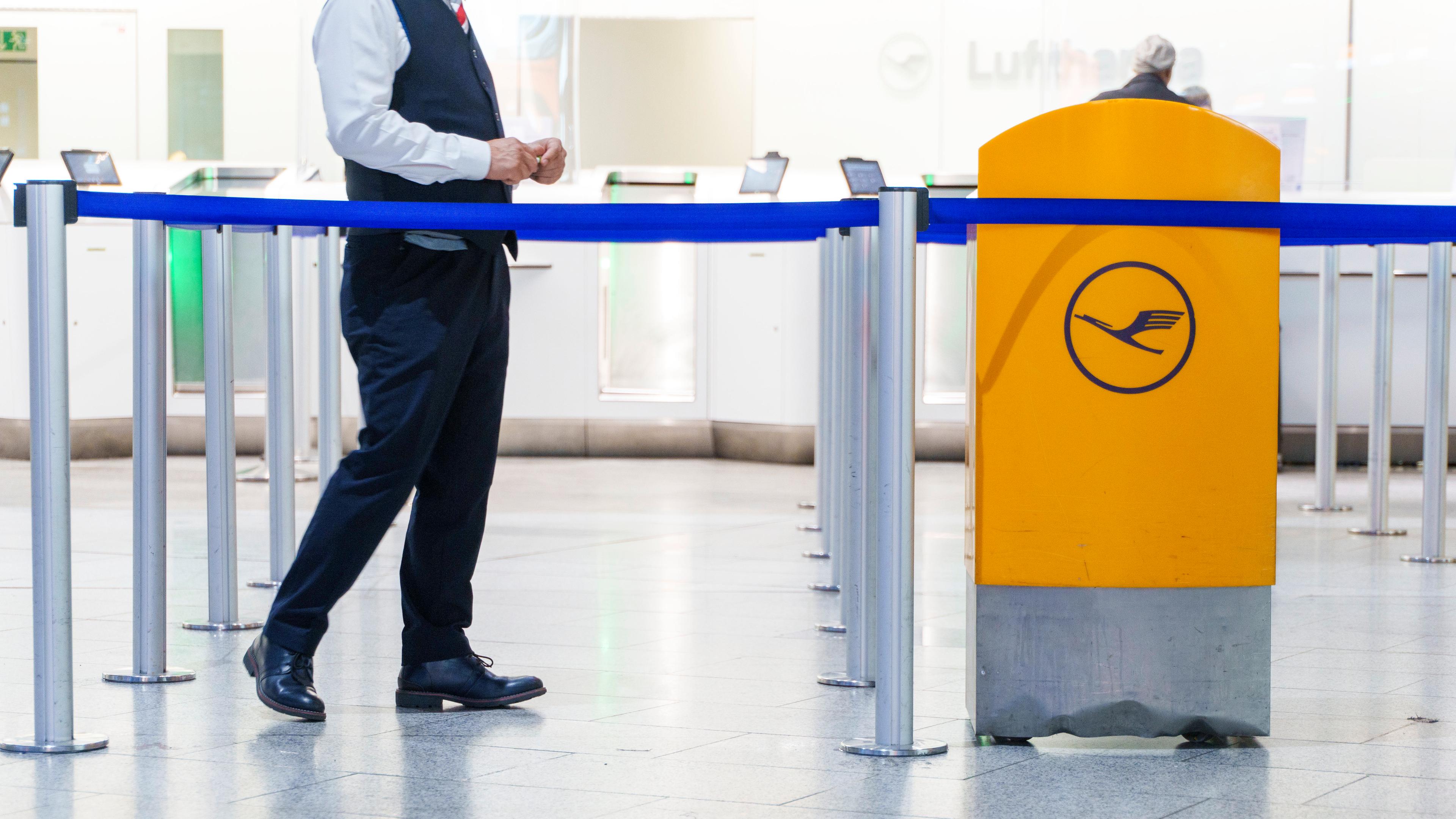 Ein Mitarbeiter von Lufthansa-Bodendiensten steht im Terminal 1 des Flughafen.