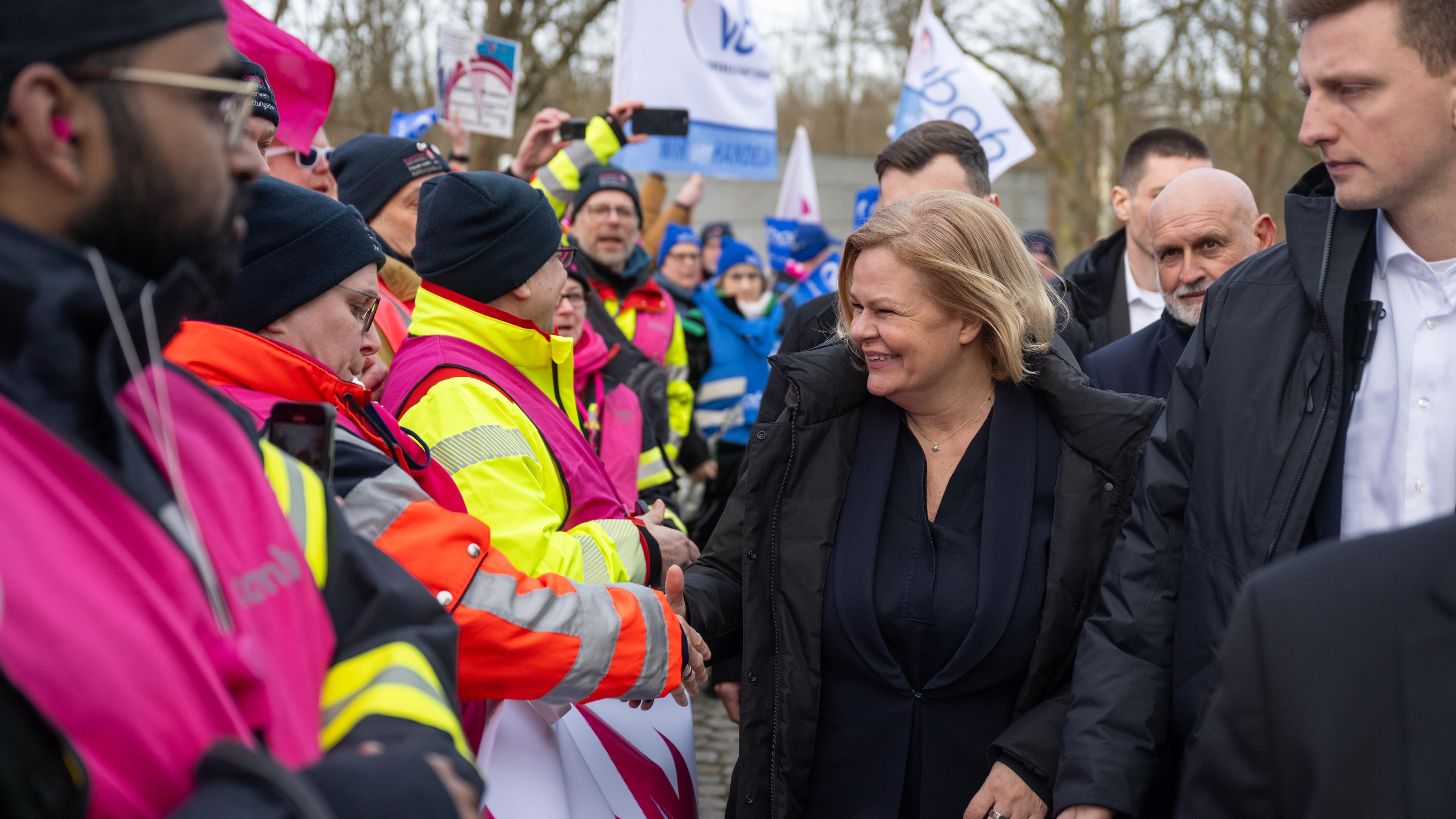 Nancy Faeser (SPD), Bundesministerin des Innern und für Heimat, kommt zum Auftakt der Tarifverhandlungen für den öffentlichen Dienst von Bund und Kommunen und begrüsst die Teilnehmer einer Kundgebung. 