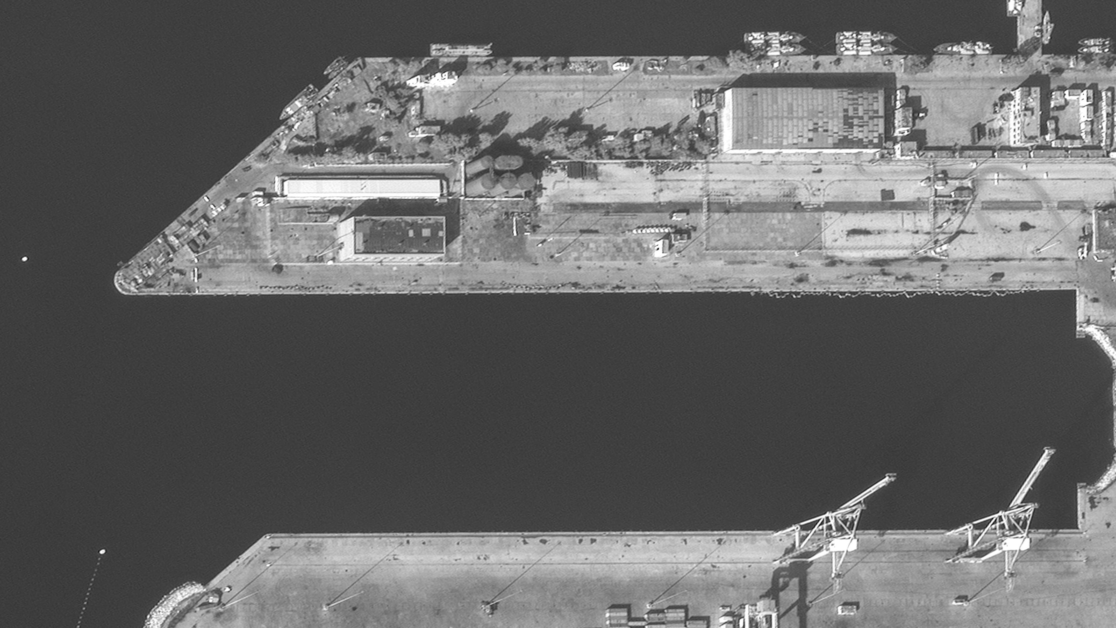 Keines der auf diesem Bild gezeigten russischen Schiffe am Stützpunkt Tartus in Syrien befindet sich aktuellen Aufnahmen zufolge noch an der Marinebasis.