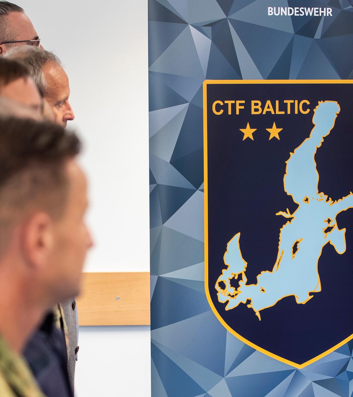 Soldaten stehen im neuen Hauptquartier der CTF Baltic 