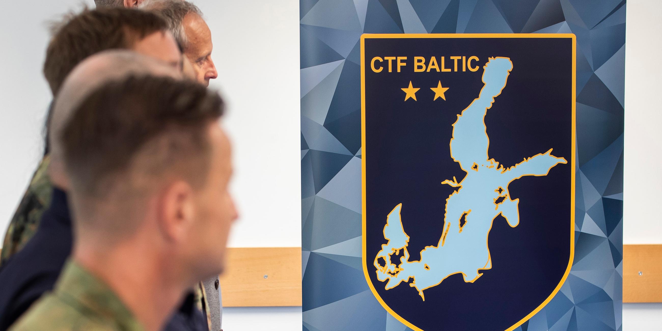 Soldaten stehen im neuen Hauptquartier der CTF Baltic 