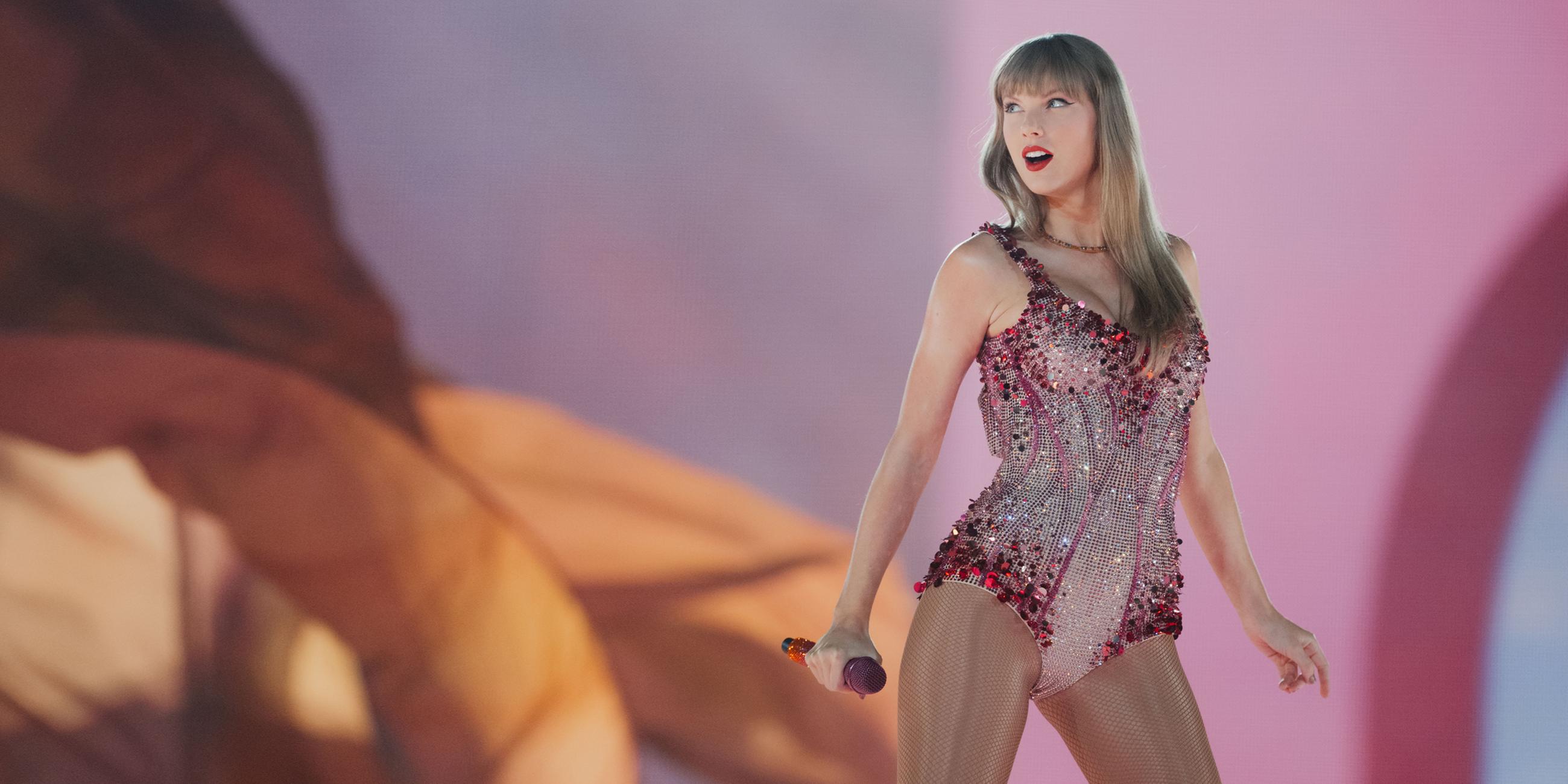 Sängerin Taylor Swift steht in der Veltins-Arena auf der Bühne.