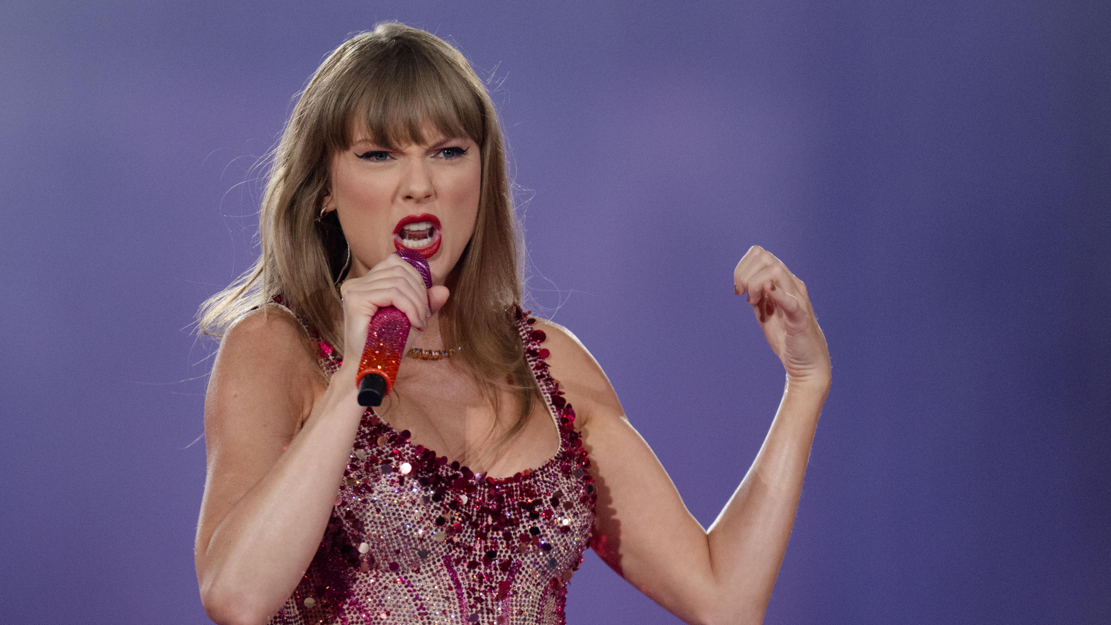 US-Sängerin Taylor Swift steht in der Veltins-Arena mit Mikrofon auf der Bühne.