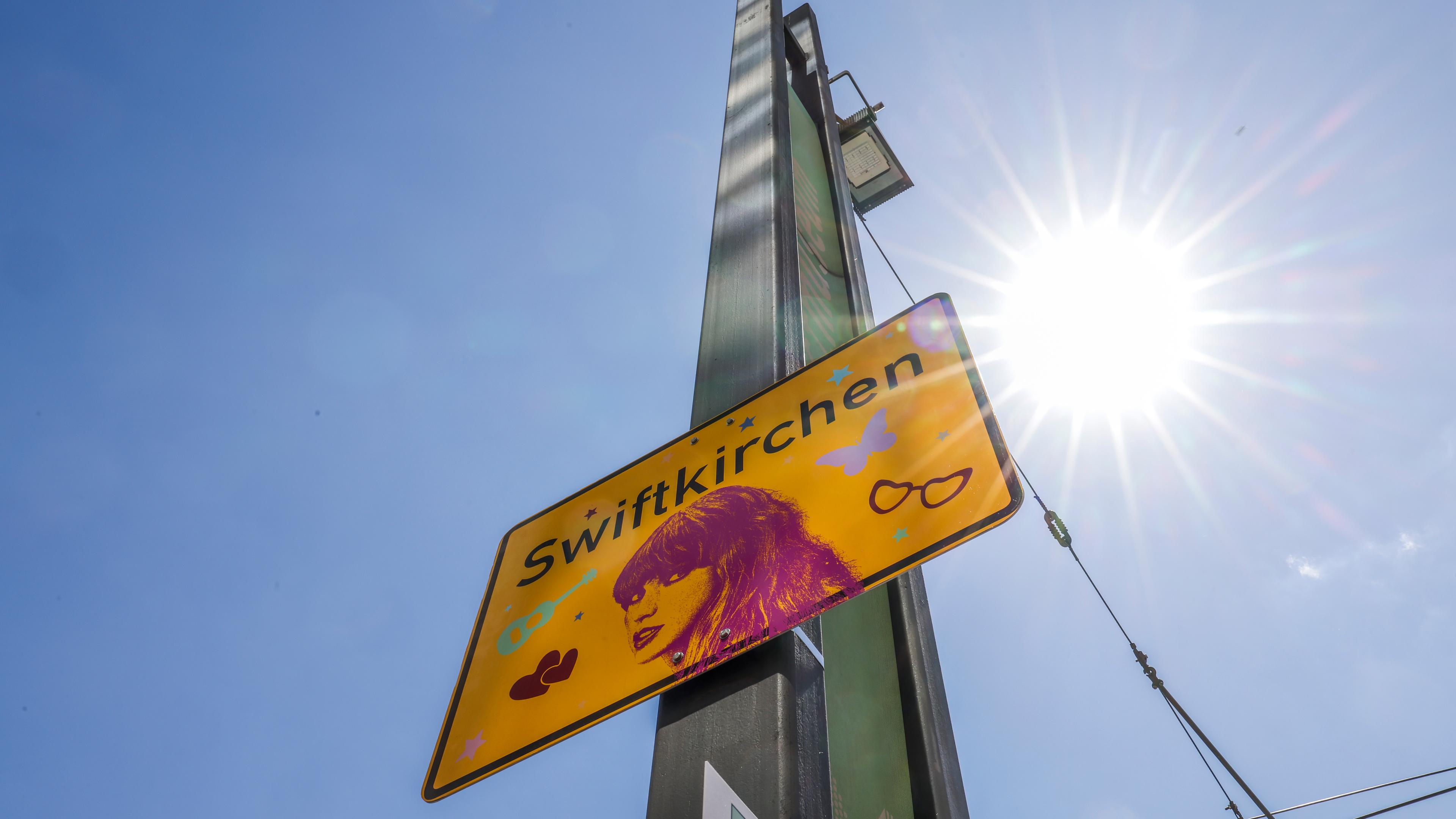 Ein Swiftkirchen-Schild an einem Mast vor der Enthüllung eines Steins auf dem Walk of Fame in Gelsenkirchen. Einen Tag vor dem ersten Deutschland-Konzert der Sängerin Taylor Swift im Rahmen ihrer «The Eras Tour».