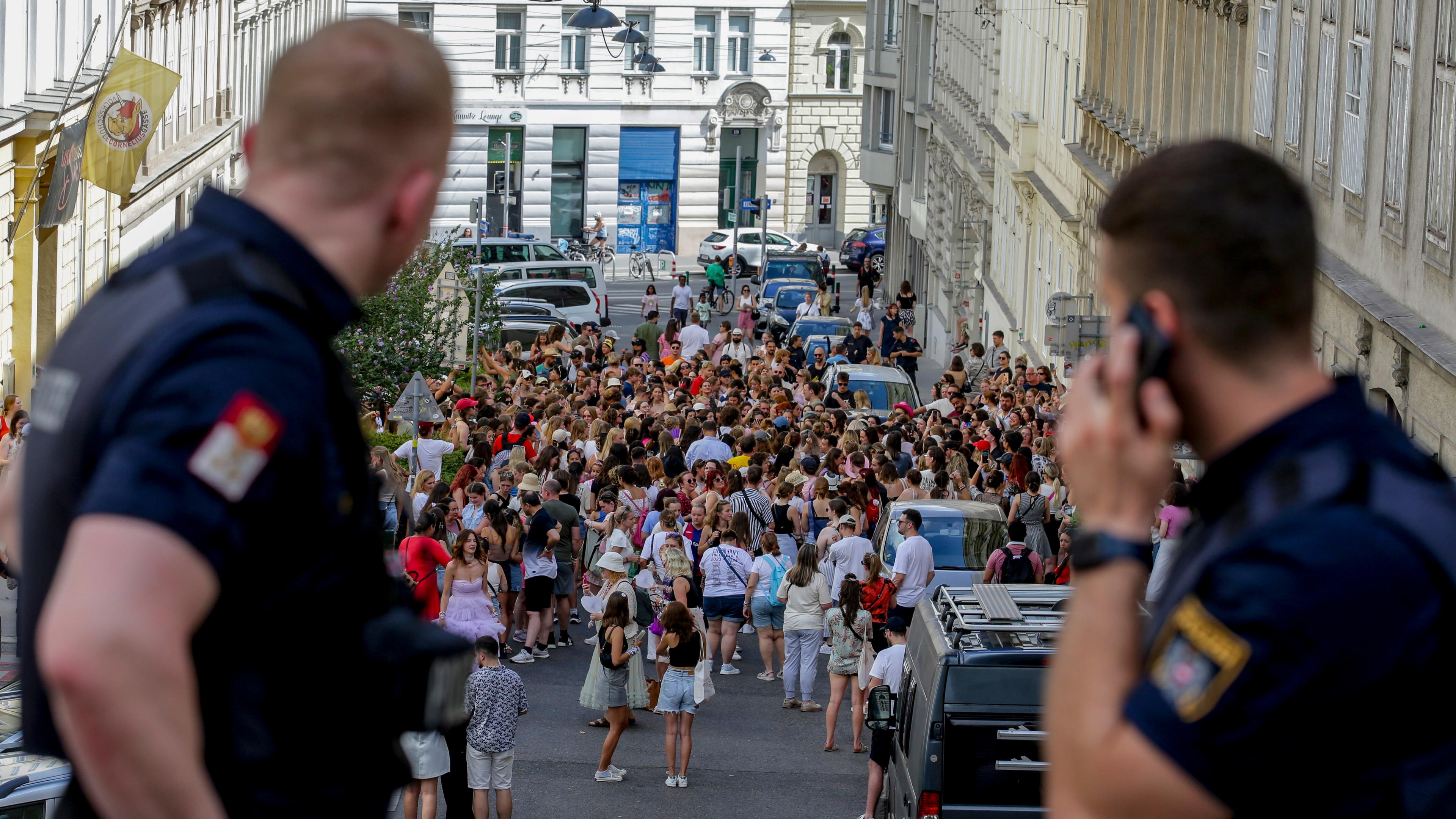 Taylor Swift-Fans versammeln sich in Wien nachdem Swifts Konzert wegen eines geplanten Anschlags abgesagt wurde. 