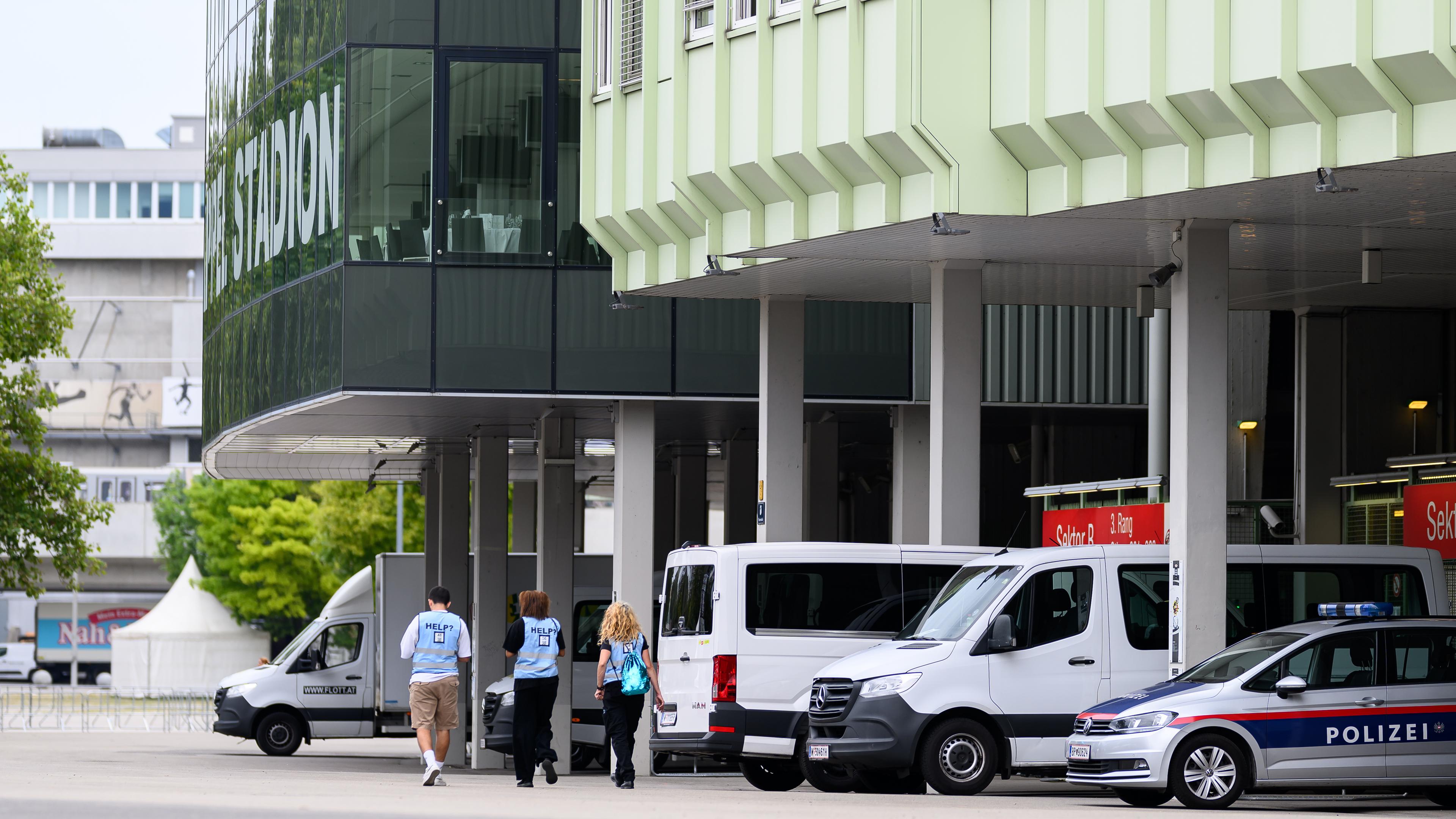 Sicherheitskräfte und ein Polizeiauto sind vor dem Veranstaltungsort der Eras-Tour in Wien zu sehen, nachdem alle drei Konzerte von Taylor Swift aufgrund des Risikos eines Terroanschlags abesagt wurden.