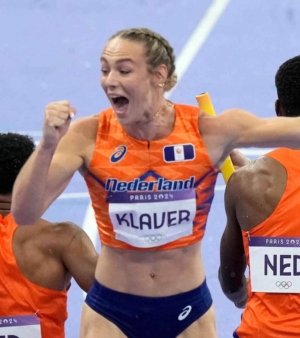 Das niederländische Team jubelt, als Femke Bol (rechts) die Ziellinie überquert und das Mixed-Finale der 4 x 400-Meter-Staffel gewinnt.