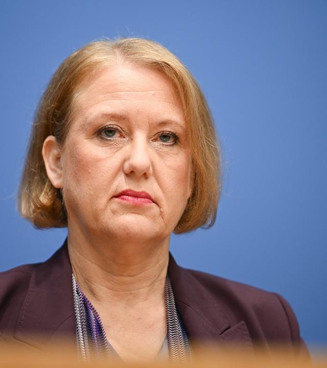 Familienministerin Paus stellt Gewalthilfegesetz vor (27.11.2024)