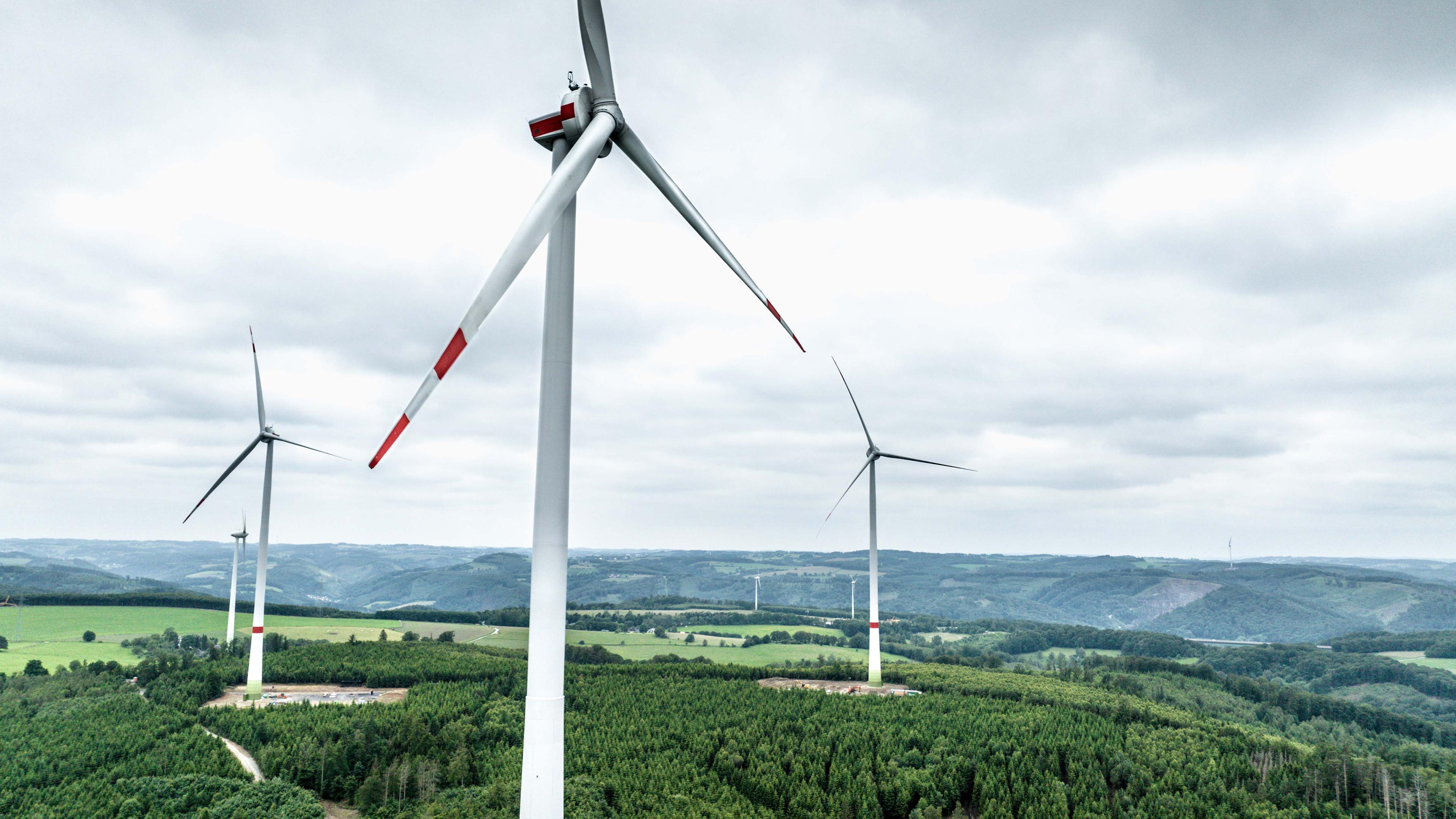 Windräder auf einem Feld in Hohenlimburg