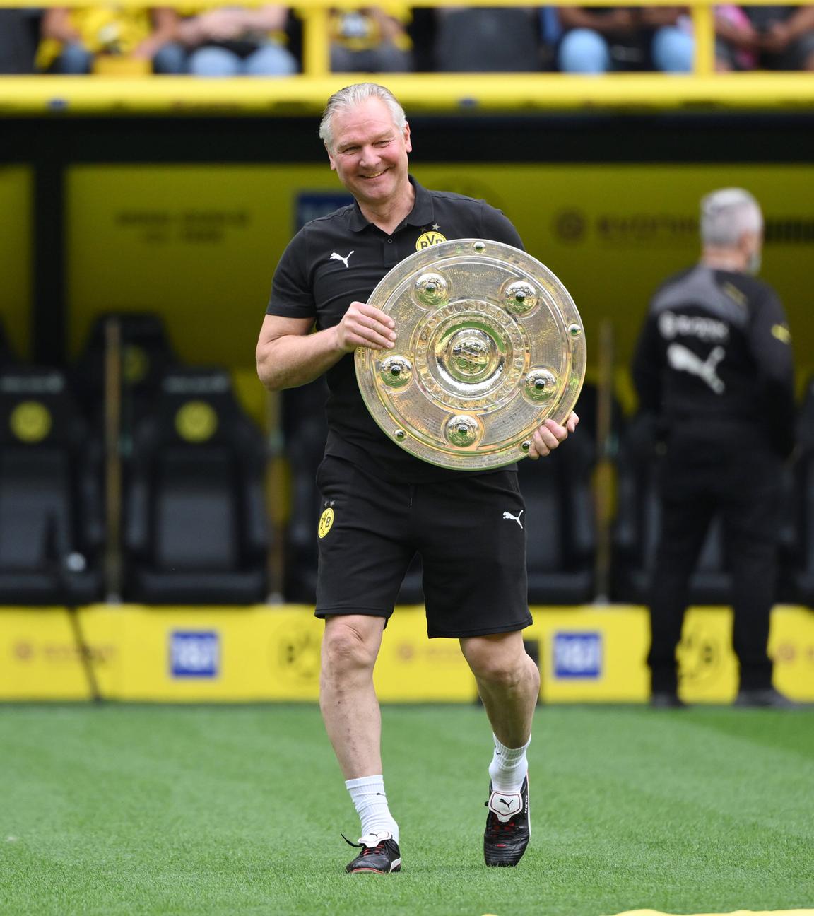 Ex BVB Keeper Teddy de Beer mit der Meisterschale (Archiv)