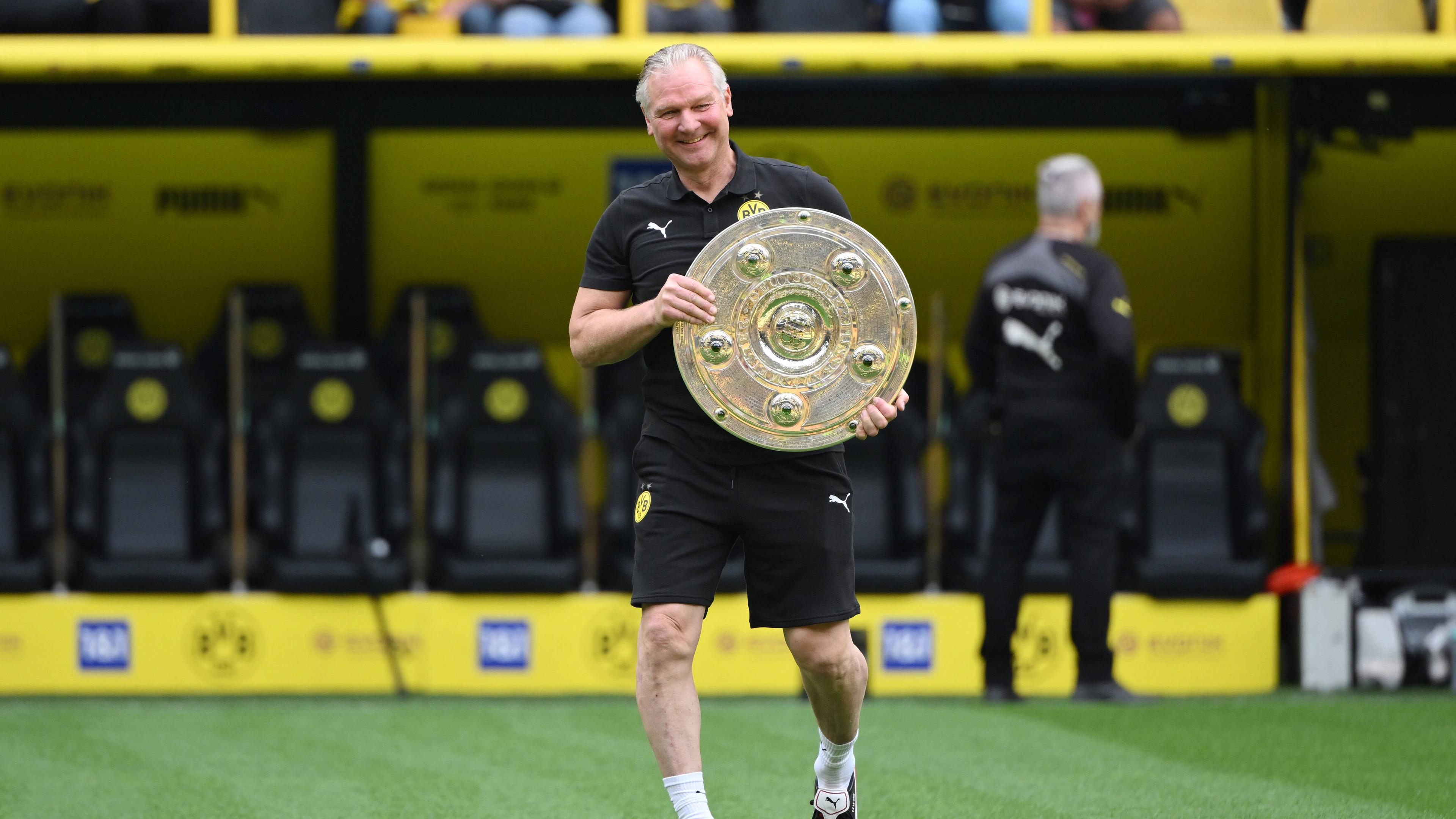 Ex BVB Keeper Teddy de Beer mit der Meisterschale (Archiv)