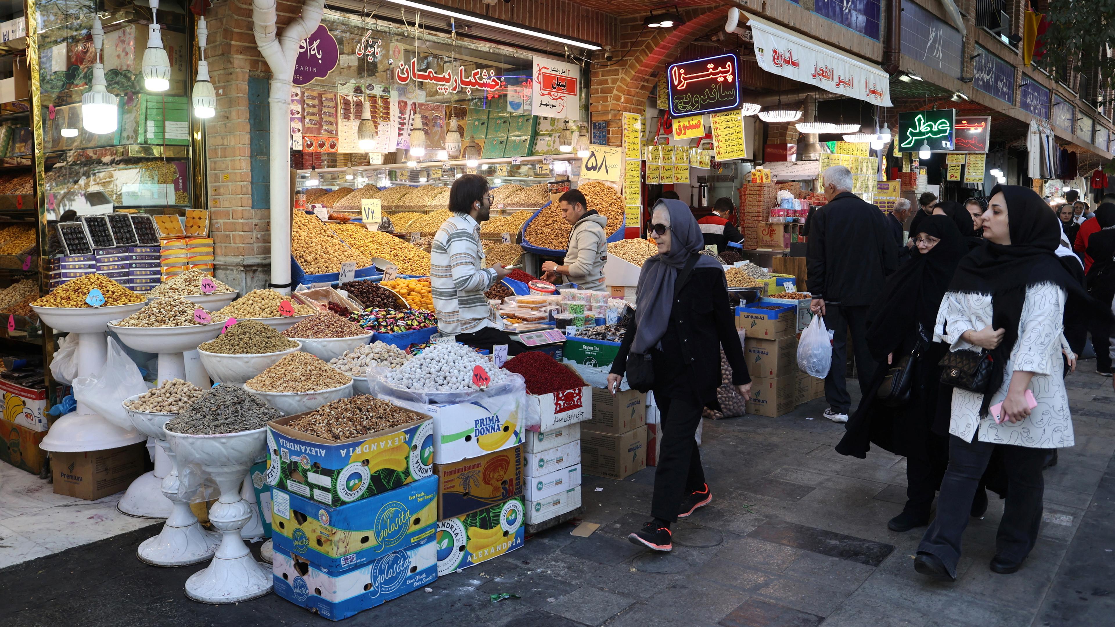 Iraner gehen auf dem Teheraner Basar spazieren, nachdem mehrere Explosionen zu hören waren, in Teheran, Iran, 26.10.2024.