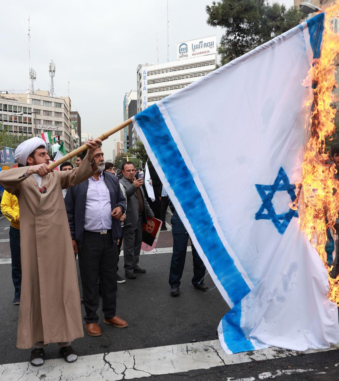 Teheran: Iraner verbrennt Israel-Flagge bei Demonstrationen anlässlich des 45. Jahrestags der Erstürmung der US-Botschaft.