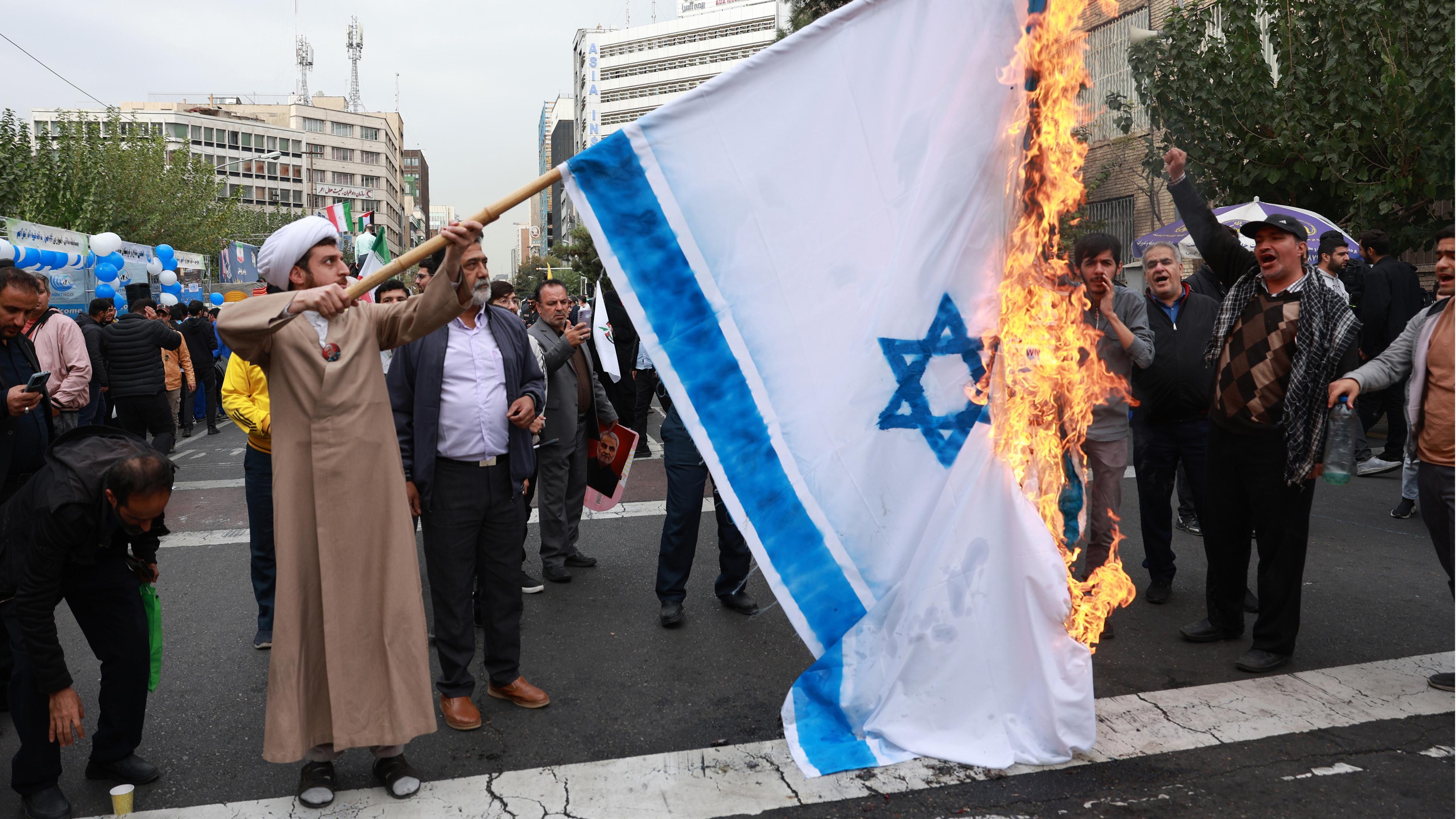 Teheran: Iraner verbrennt Israel-Flagge bei Demonstrationen anlässlich des 45. Jahrestags der Erstürmung der US-Botschaft.