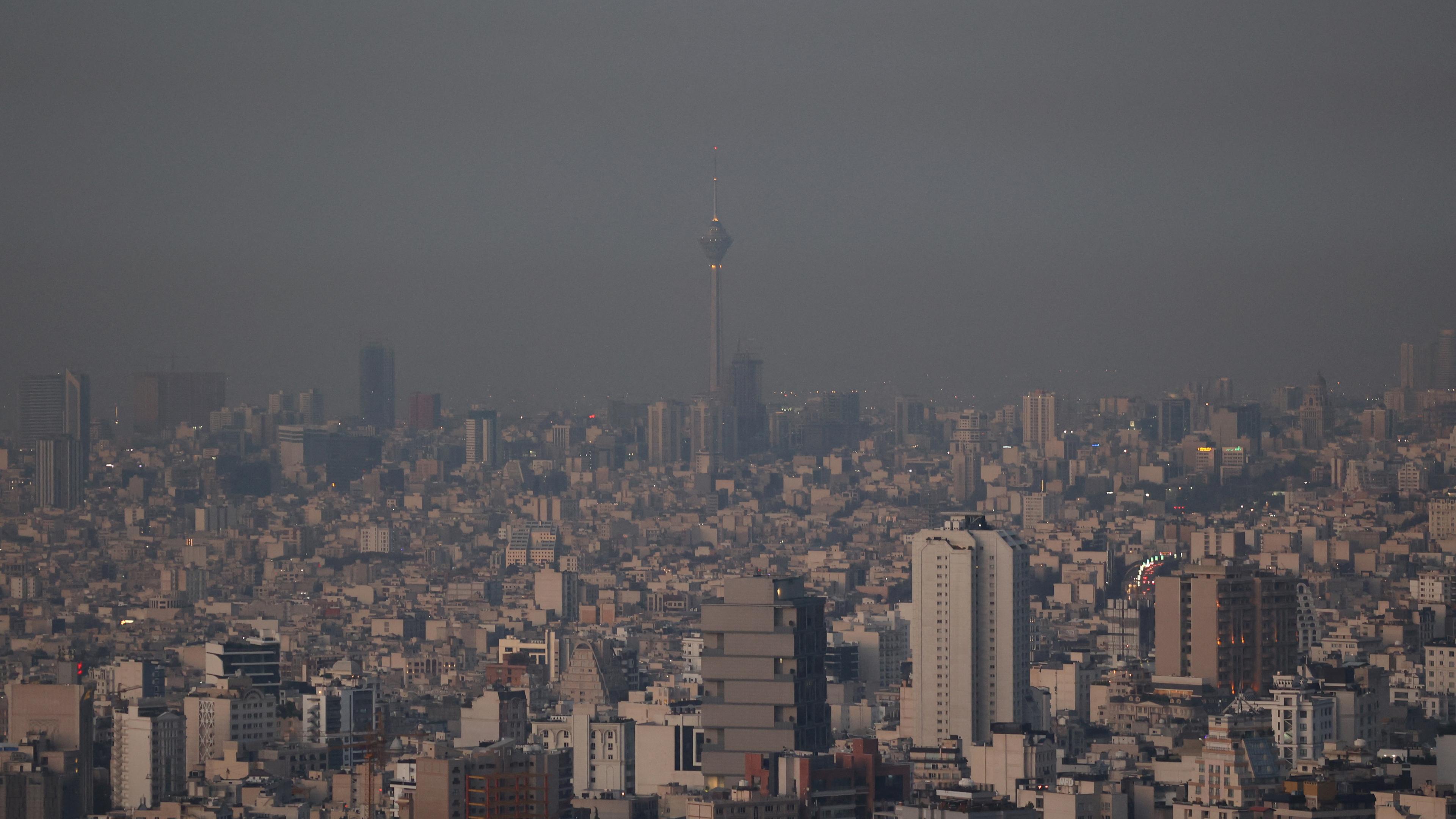 Blick auf Teheran nachdem mehrere Explosionen in der Nähe zu hören waren. 