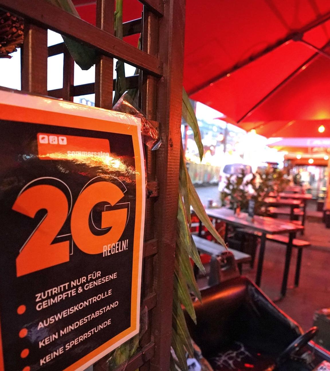 „2G“ steht auf einem Schild im Außenbereich einer Bar. Symbolbild