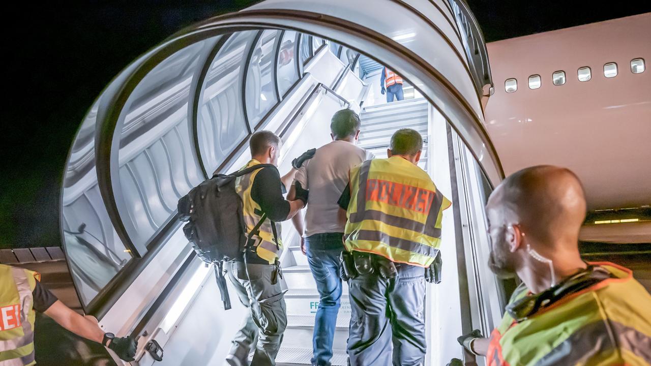 Offenbar Abschiebeflug gestoppt