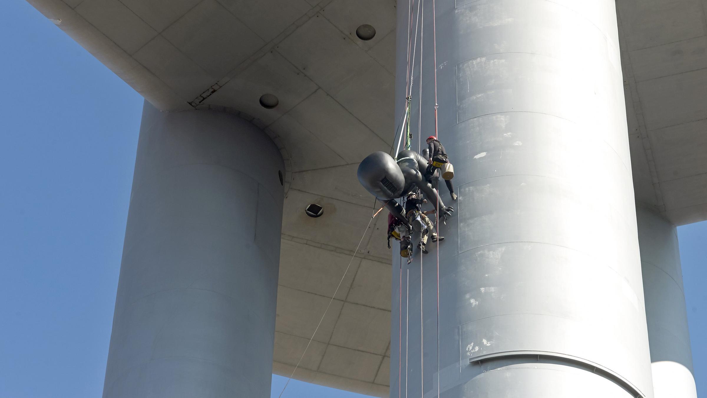 Baby Skulpturen Am Fernsehturm Prag Erhalt Attraktion Zuruck Zdfheute