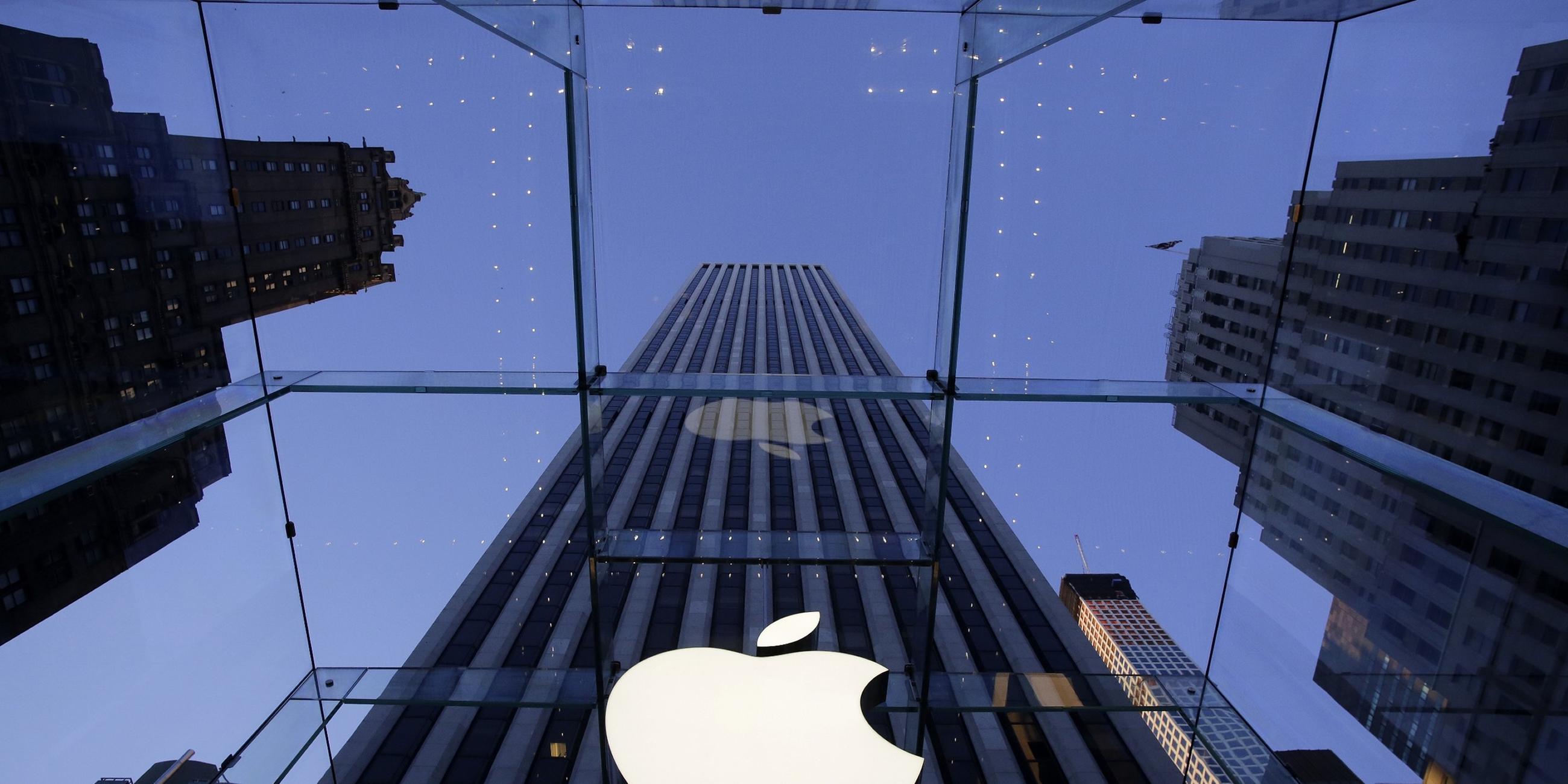 Das Logo von Apple in New York. Symbolbild. Symbolbild