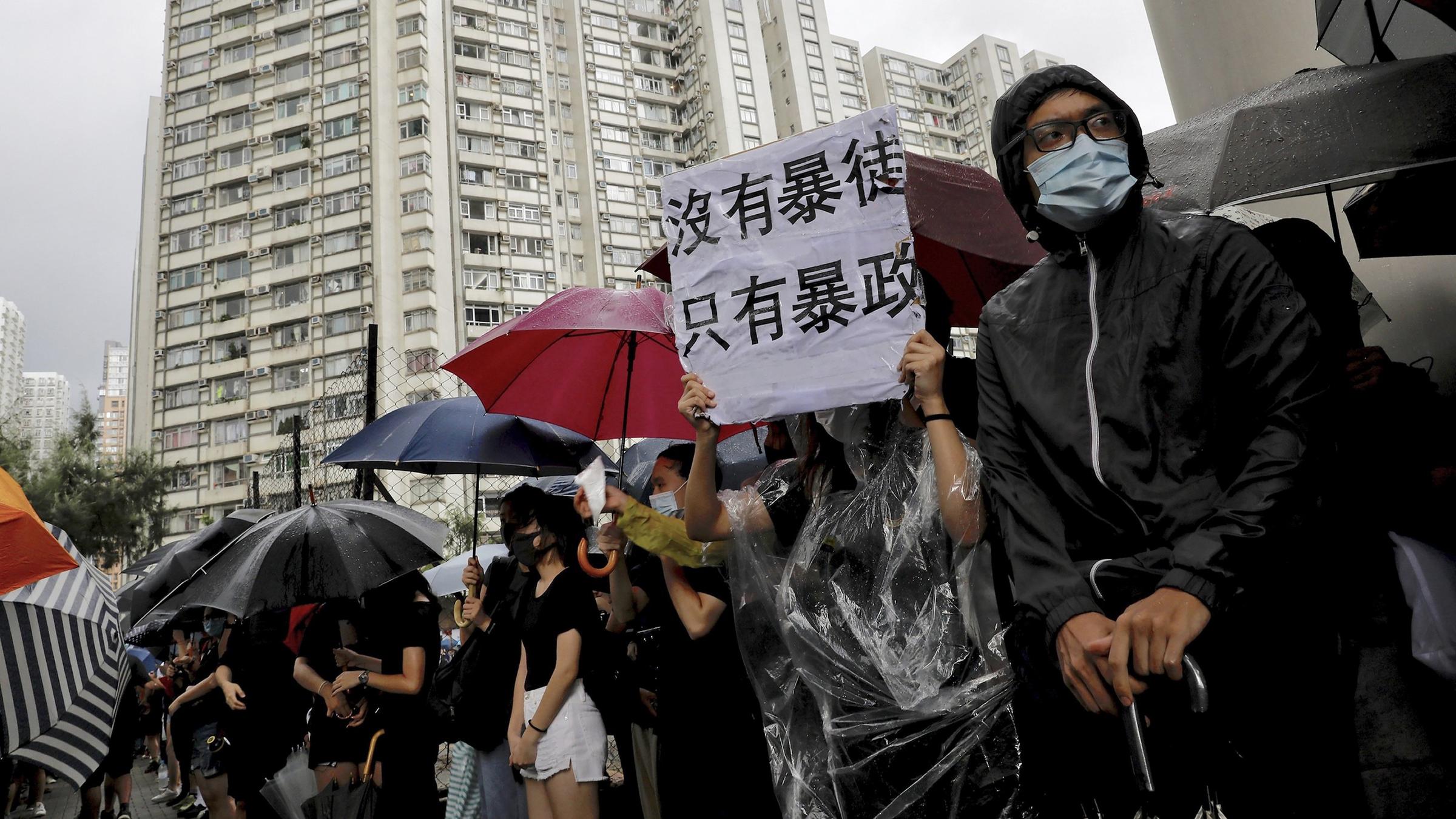Protest Gegen Anklagen Neue Ausschreitungen In Hongkong Zdfheute