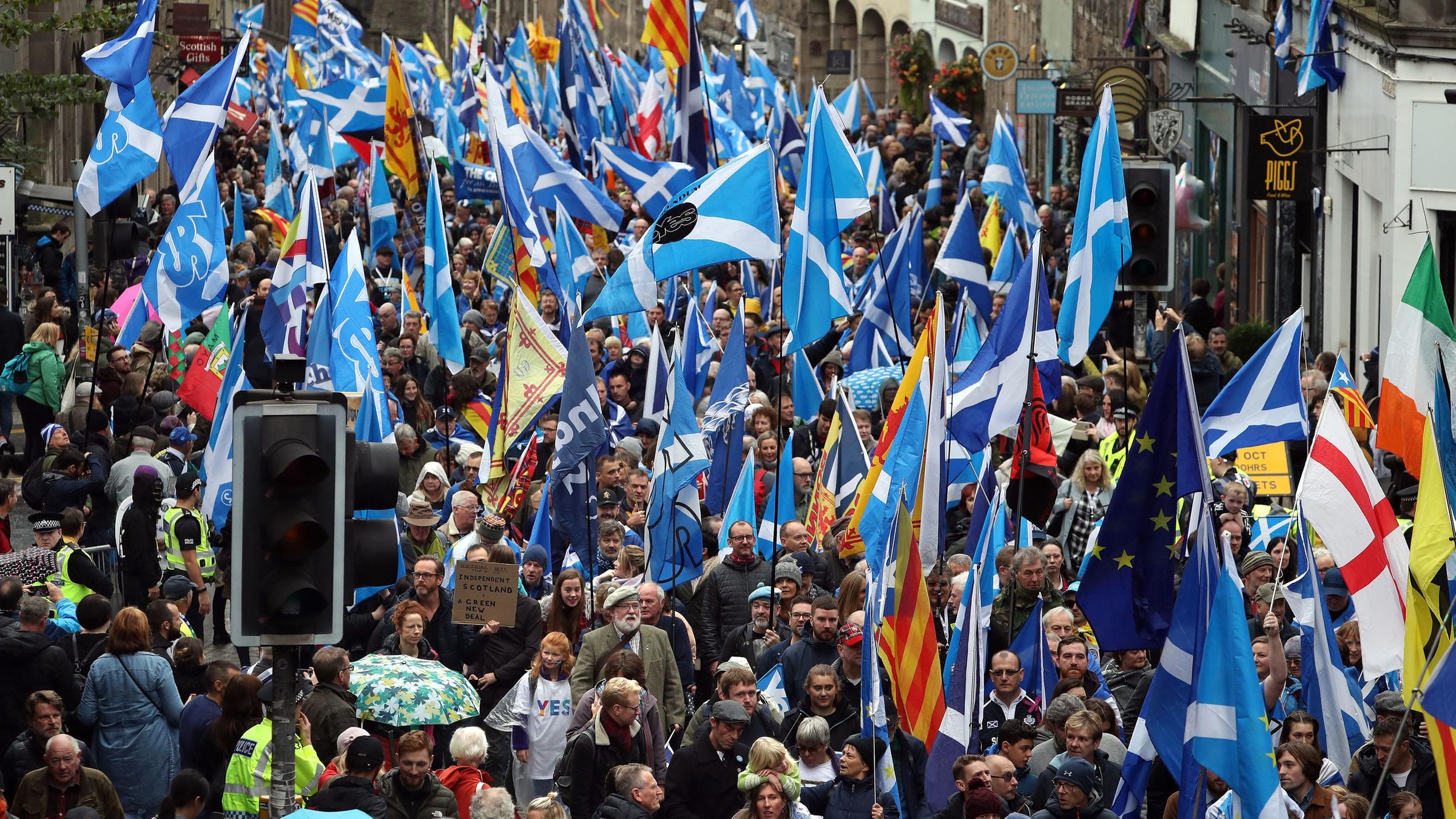 Marsch Fur Unabhangigkeit Grossdemonstration In Schottland Zdfheute