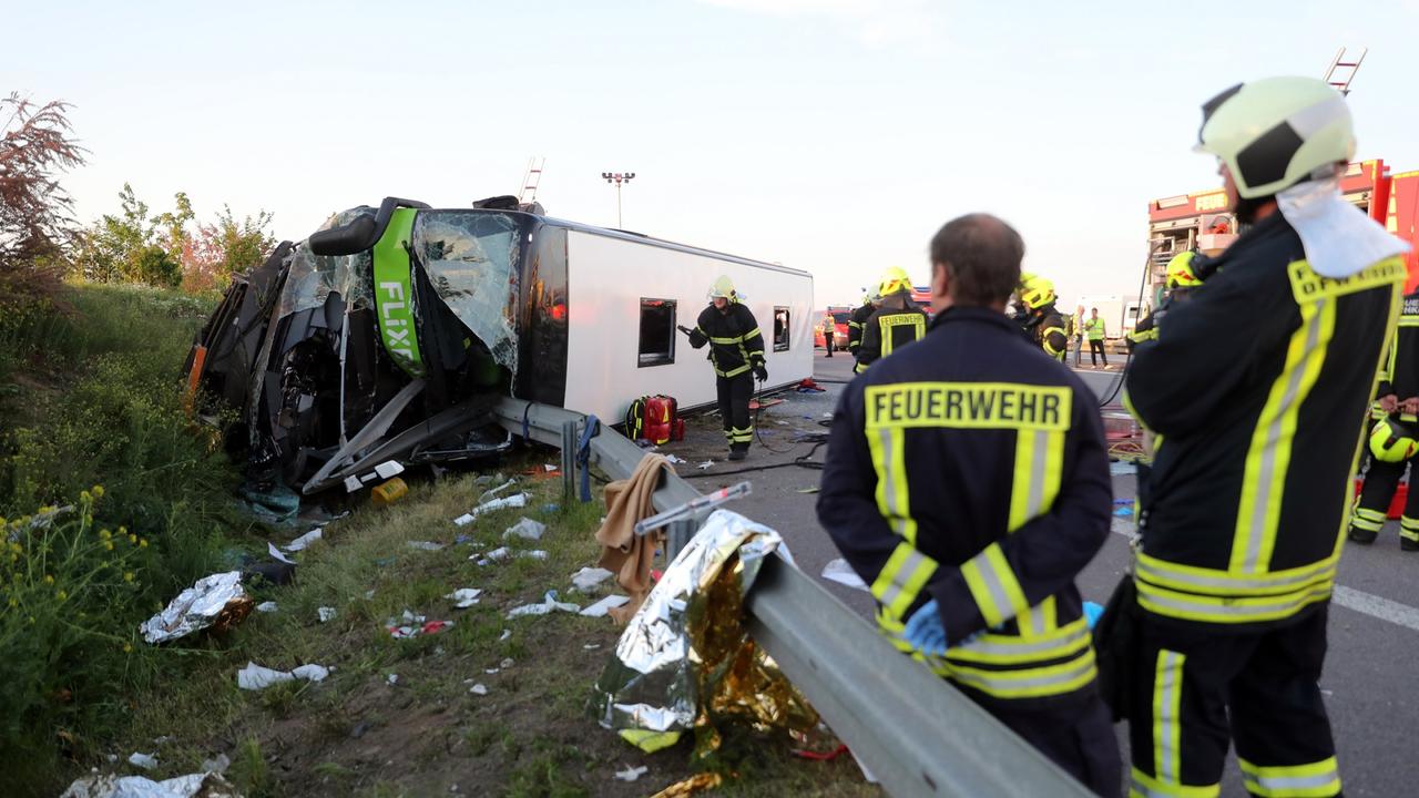 Nach tödlichem Unfall auf A9: Ermittlungen gegen Busfahrer - ZDFheute