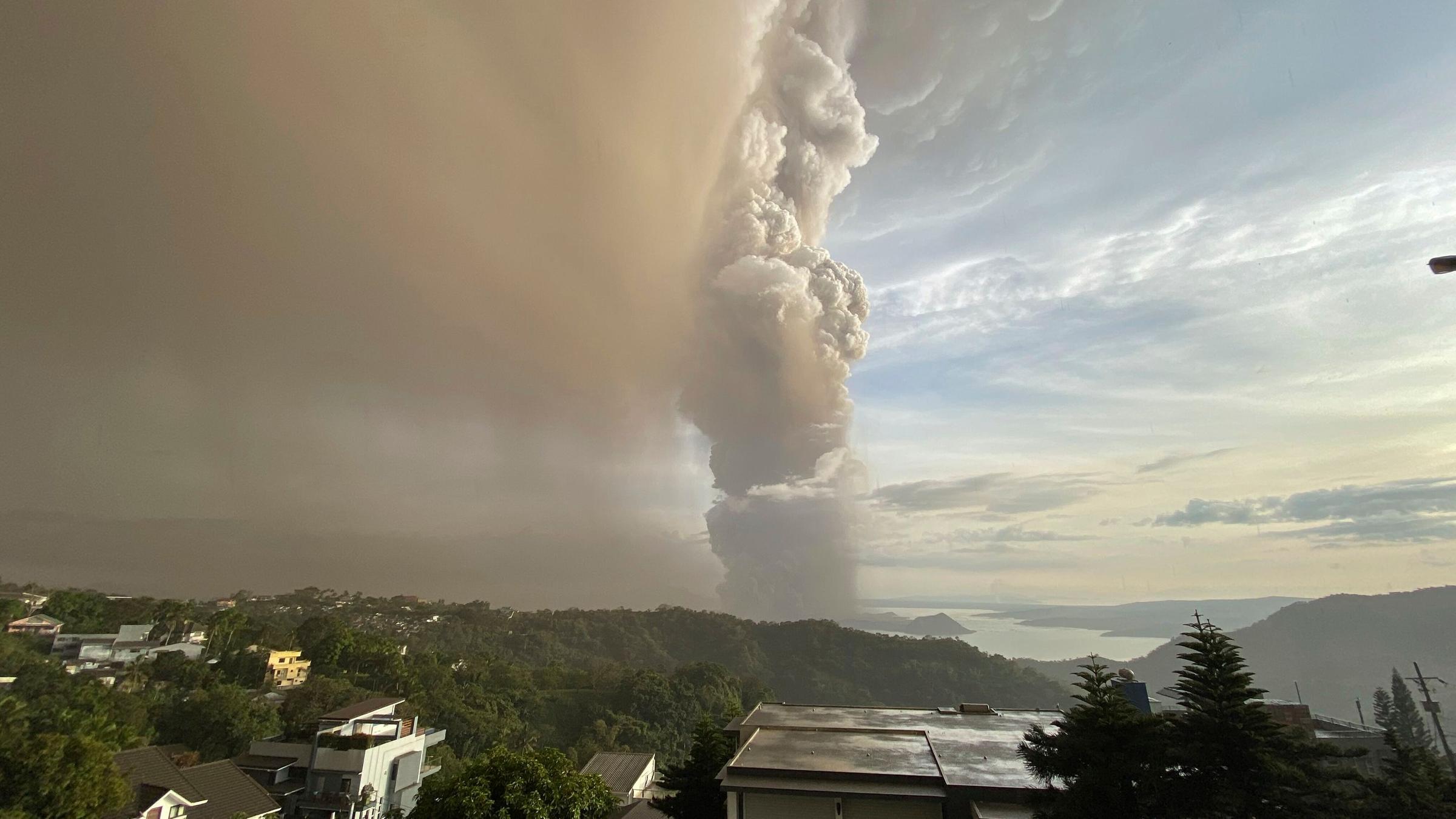 Vulkanausbruch Auf Philippinen Toter Im Ascheregen Nahe Manila Zdfheute