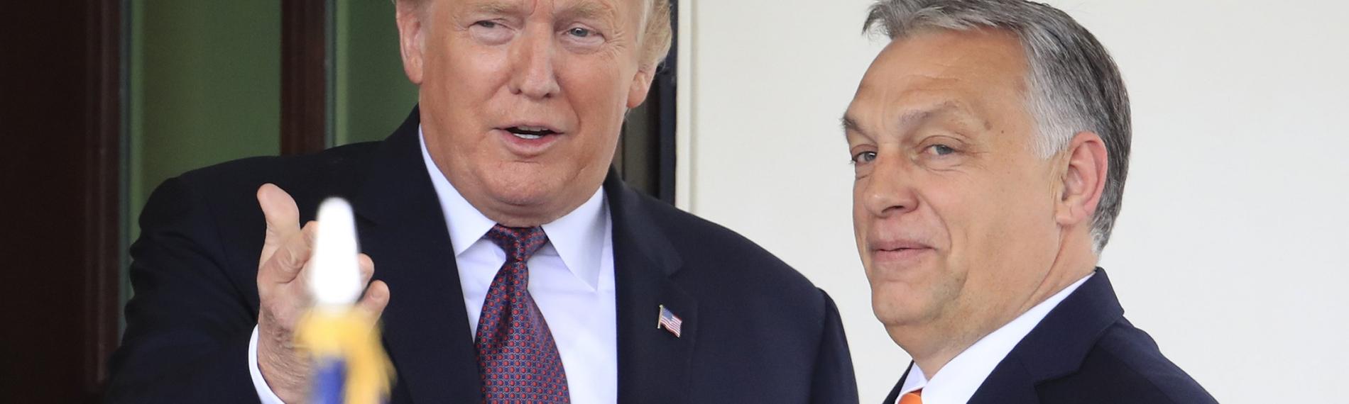 Donald Trump (l) begrüßt Viktor Orban.