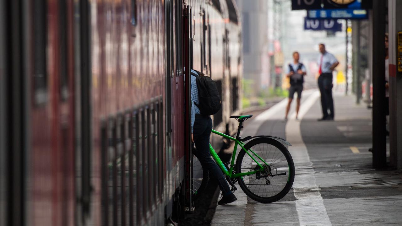 Fahrräder in Zügen Verbände fordern Lösungen ZDFheute