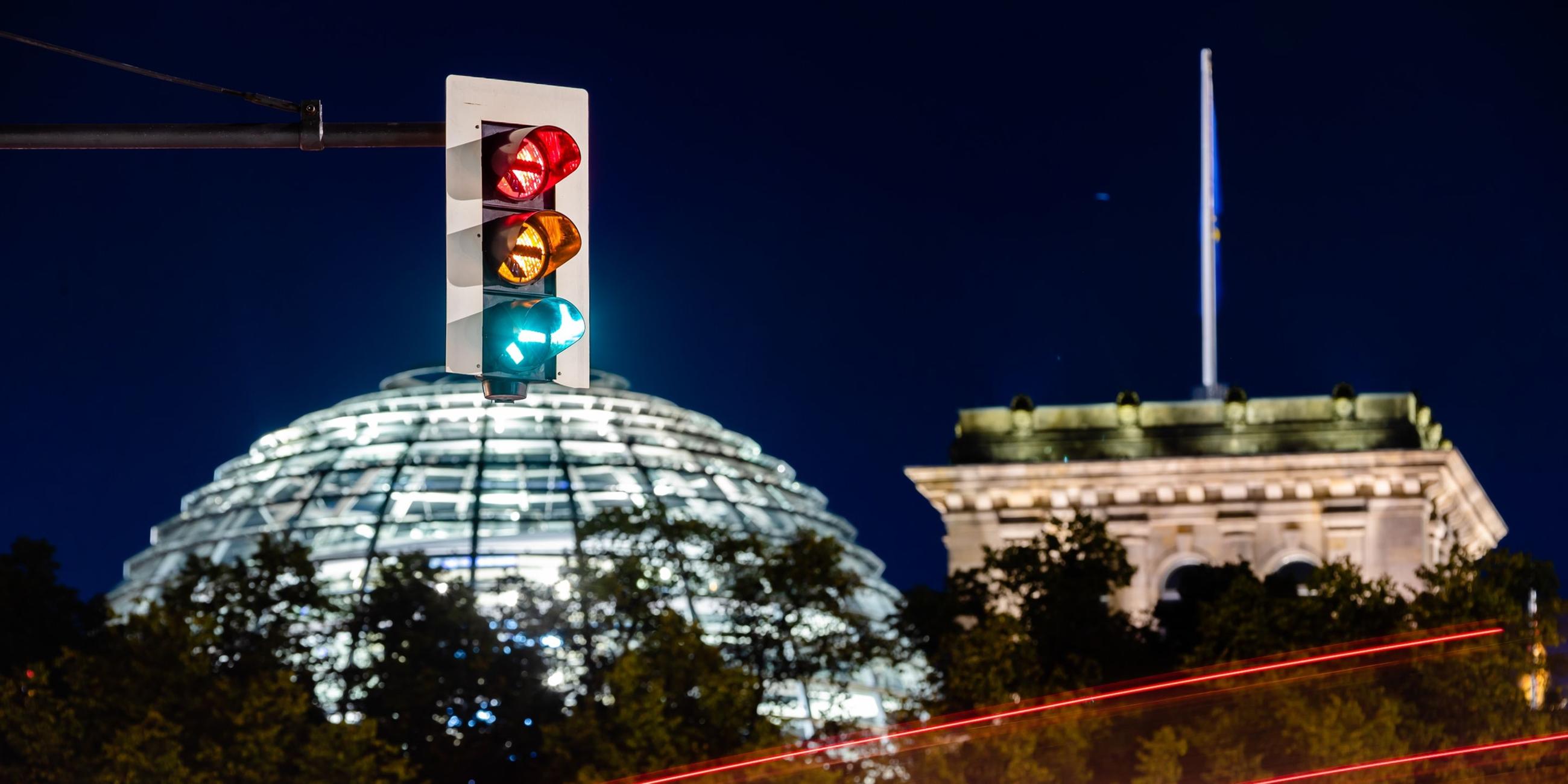 Eine Ampel vor dem Reichstagsgebäude. Symbolbild