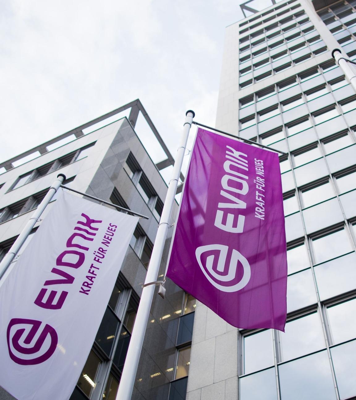 Flaggen wehen vor der Zentrale von Evonik. Archivbild