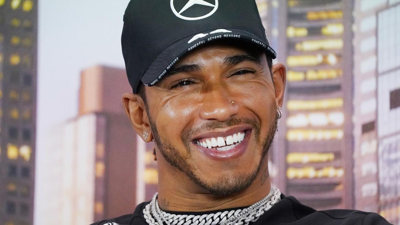 Formel-1-Weltmeister: Lewis Hamilton zum Ritter geschlagen - ZDFheute