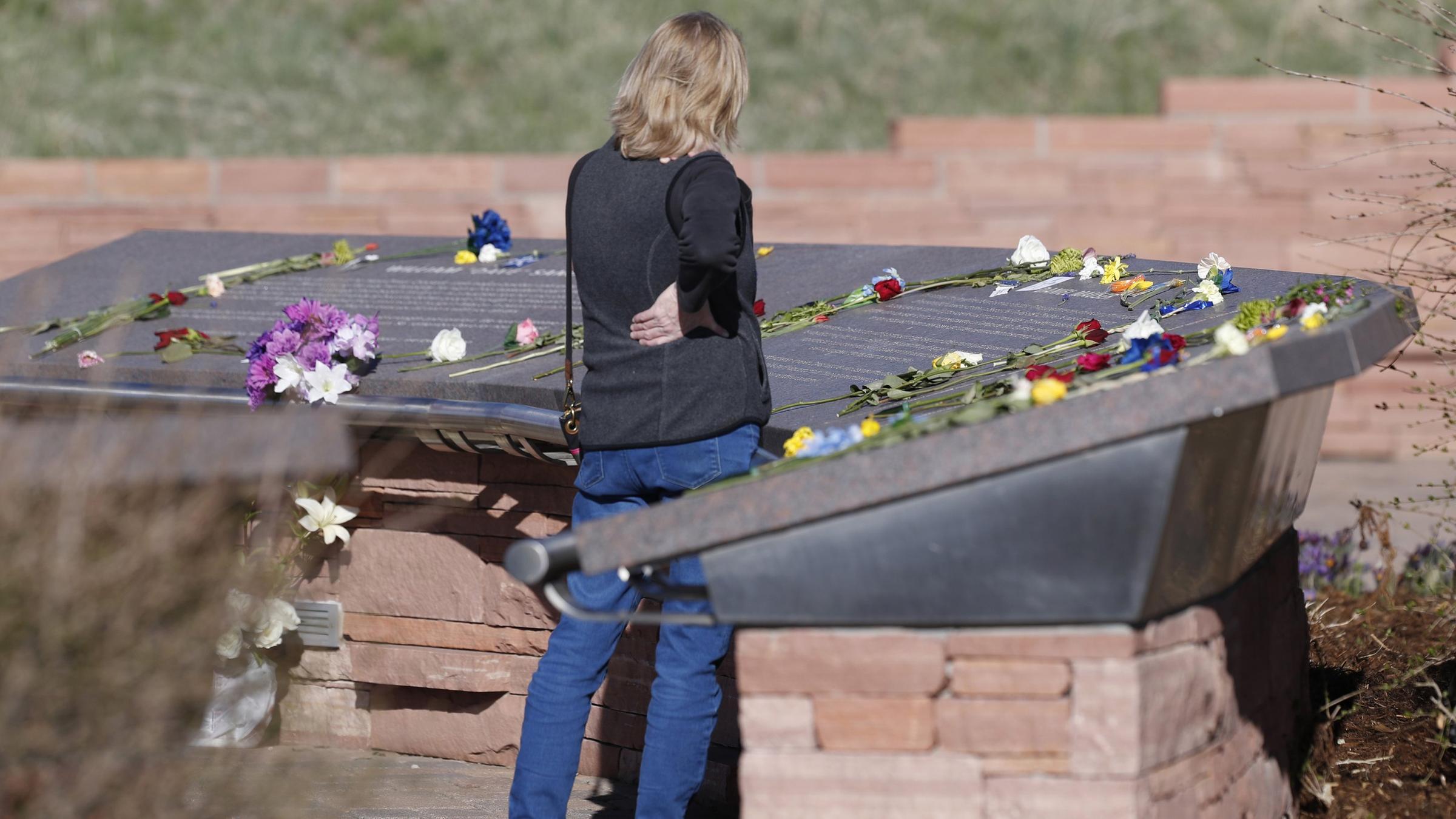 Schulmassaker Vor 20 Jahren Mahnwache An Columbine High School Zdfheute