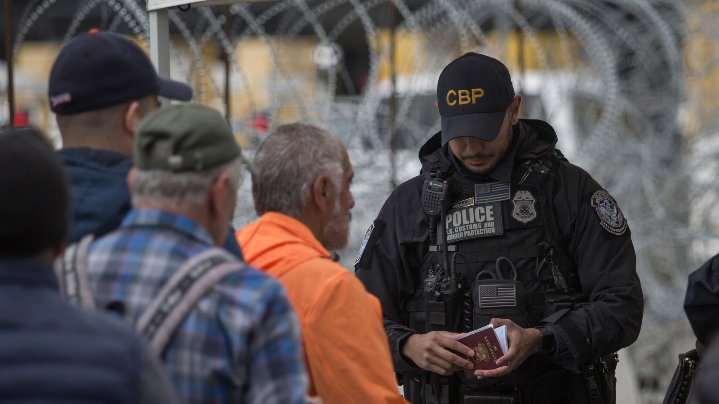Fur Den Personenverkehr Usa Schliessen Grenze Zu Mexiko Zdfheute