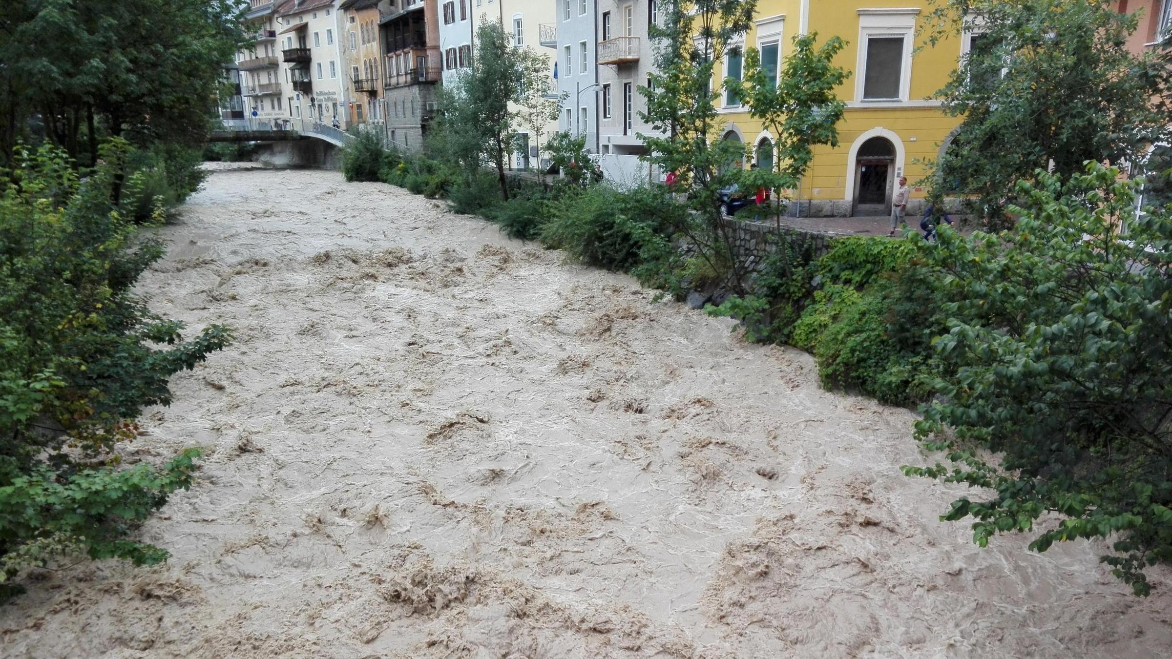 Heftige Regenfalle Im Nordwesten Wieder Uberschwemmungen In Italien Zdfheute