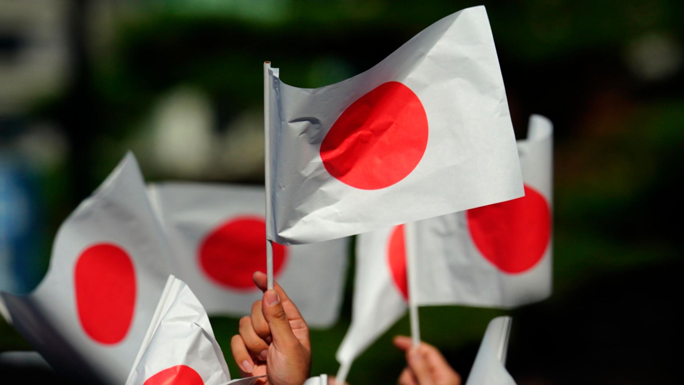 Protest Gegen Japanische Firmen Frauen Durfen Nicht Uberall Brille Tragen Zdfheute