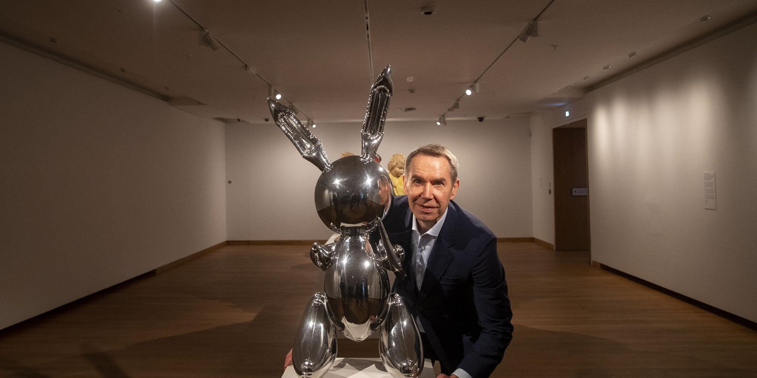 Jeff Koons neben seiner Skulptur "Rabbit". Archivbild