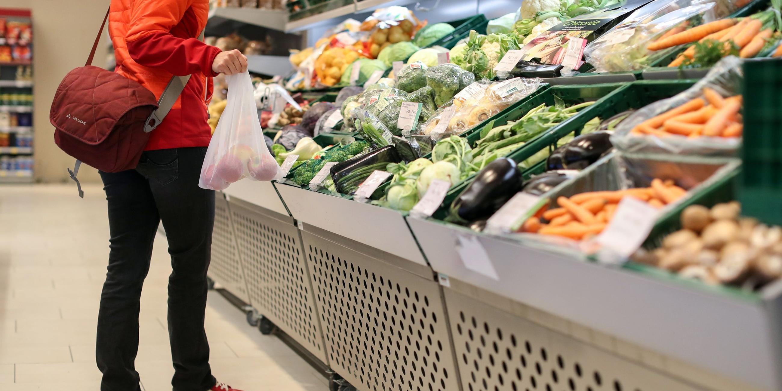 Lebensmittel im Supermarkt. Archivbild