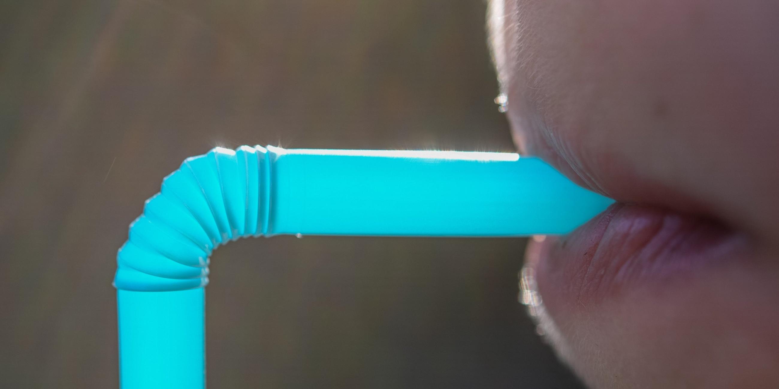 Mädchen trinkt mit einem Strohhalm aus Plastik. Archivbild