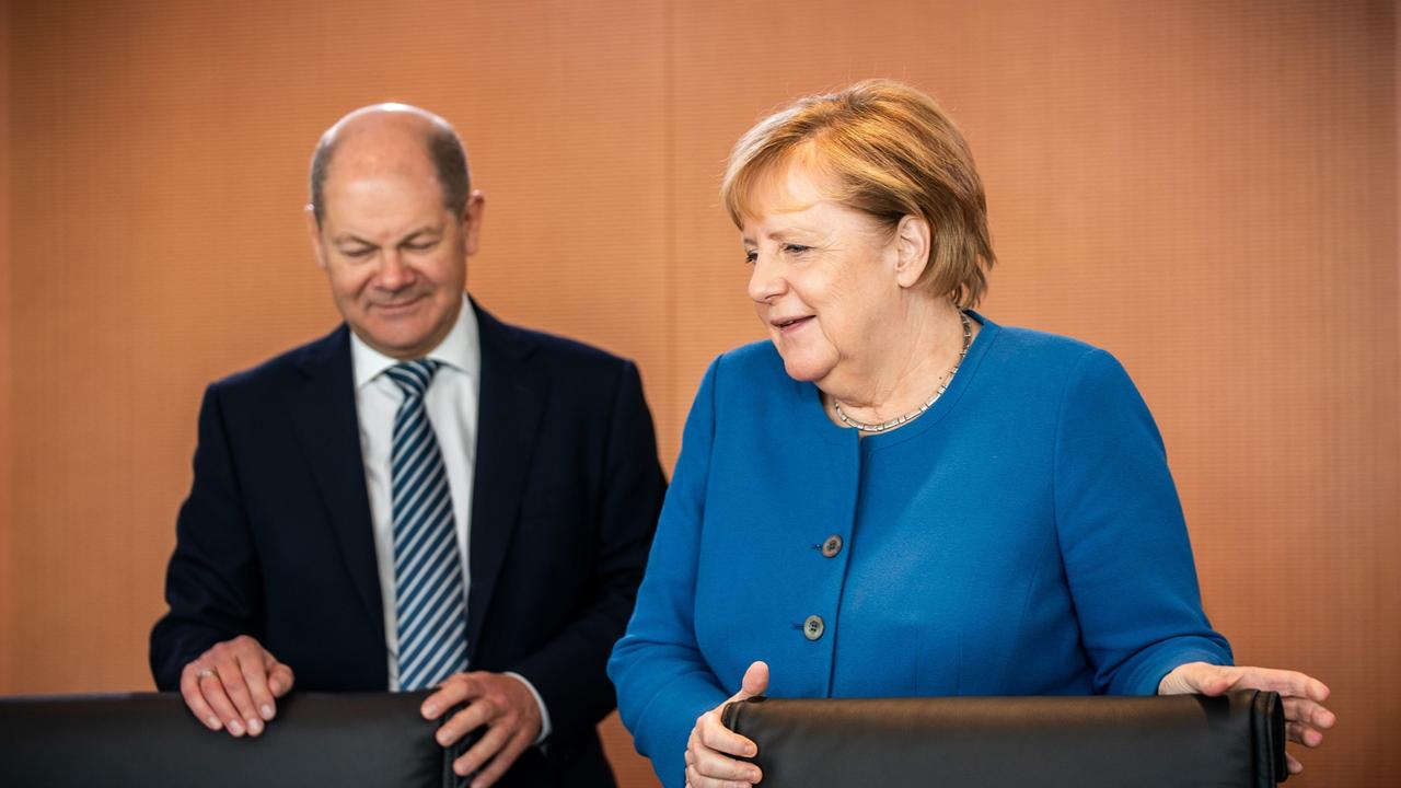 Halbzeit in der Koalition: Merkel zieht positive Bilanz - ZDFheute