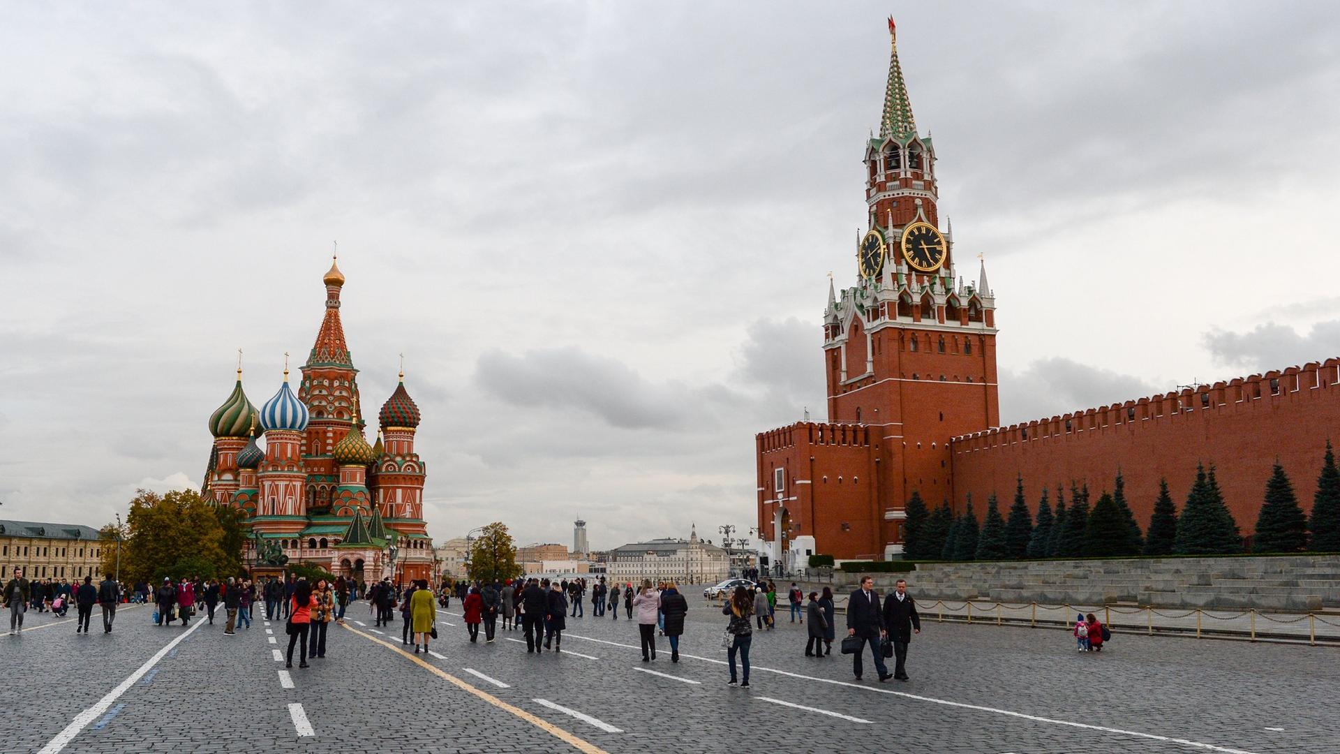 Кремль самое интересное. Спасская башня и храм Василия Блаженного. Москва. Спасская башня, Кремль. Красная площадь Москва Спасская башня.