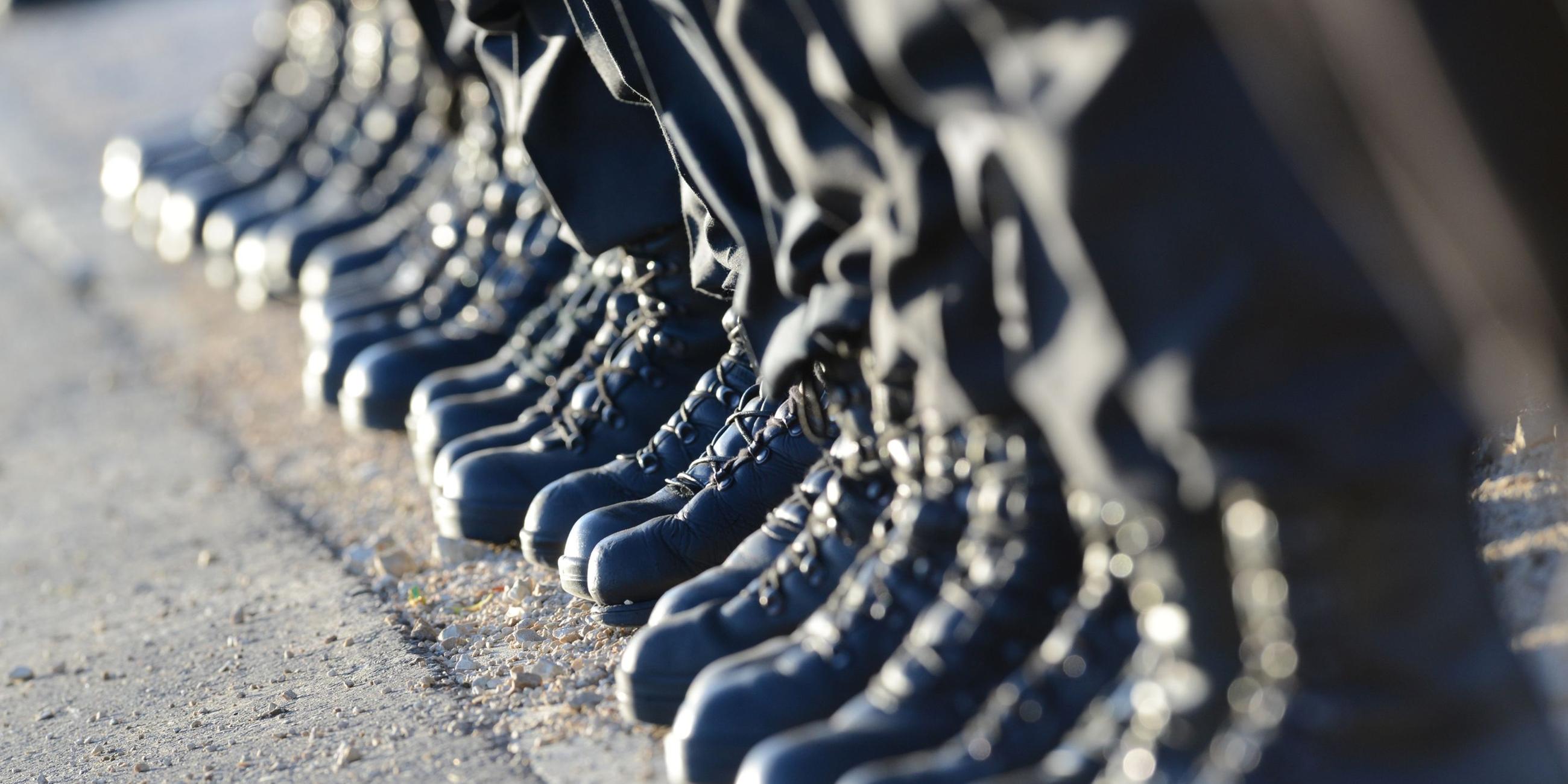 Stiefel von Bundeswehrsoldaten.