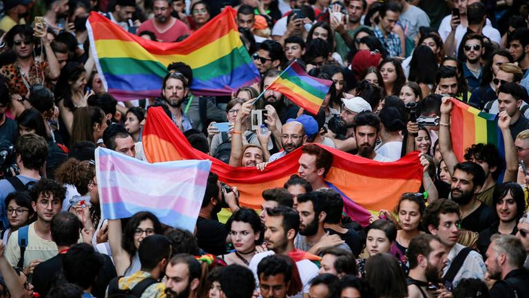 Homosexuelle In Der Turkei Keine Gay Pride Parade Zdfheute