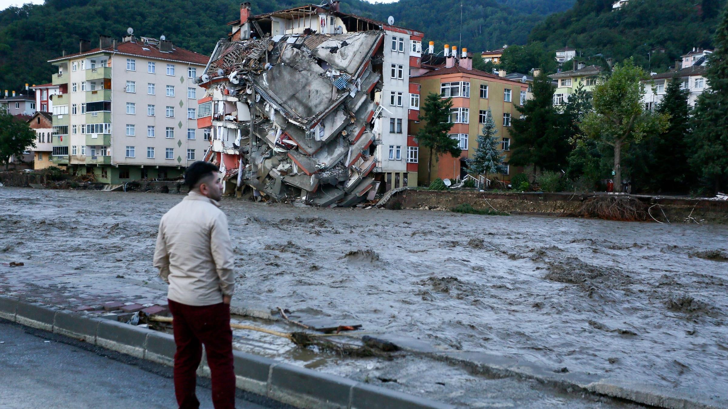 Norden Der Turkei Mindestens 17 Tote Bei Hochwasser Zdfheute