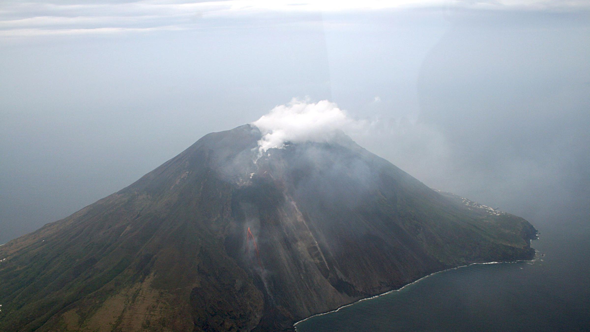 Erneut Heftige Explosion Ausbruch Am Vulkan Stromboli Zdfheute