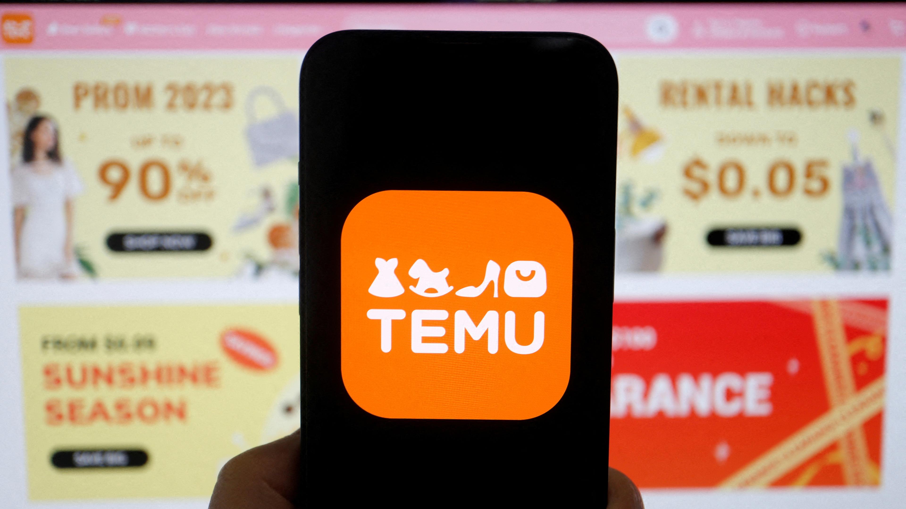 Ein Smartphone mit dem Logo von Temu wird vor einem Bildschirm gehalten, auf dem die Website von Temu geöffnet ist.