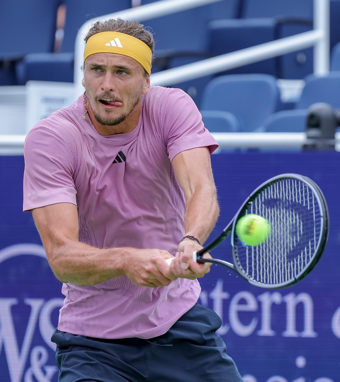 Alexander Zverev in Aktion gegen Chatschanow bei den Cincinnati Open im Lindner Family Tennis Center.