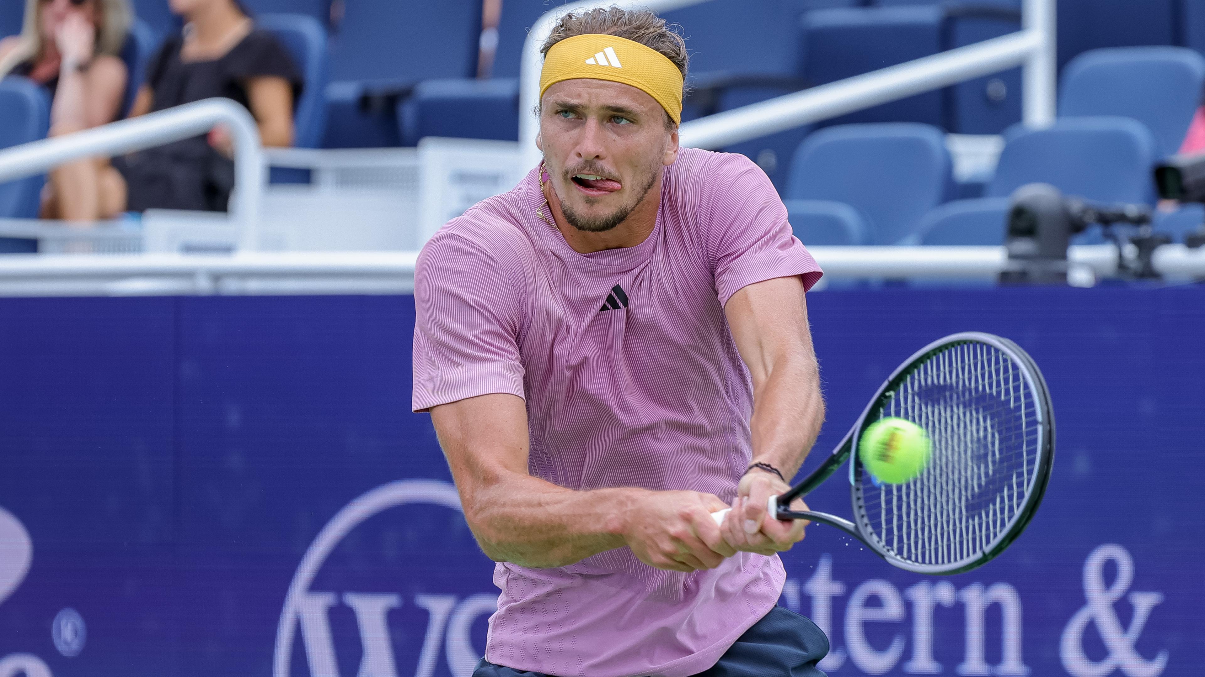 Alexander Zverev in Aktion gegen Chatschanow bei den Cincinnati Open im Lindner Family Tennis Center.