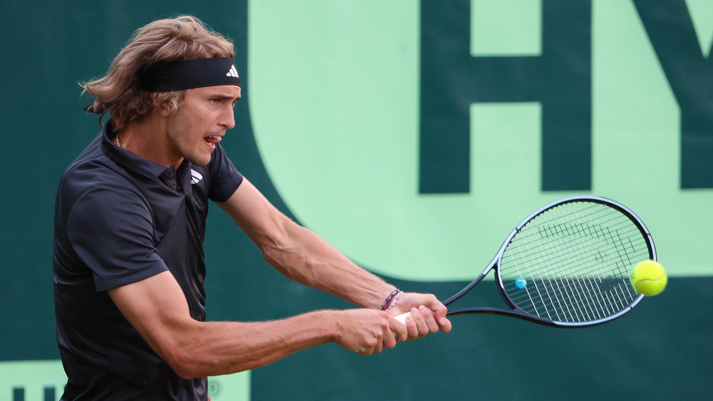 Tennis in Halle Zverev und Struff weiter, Jubel für Federer